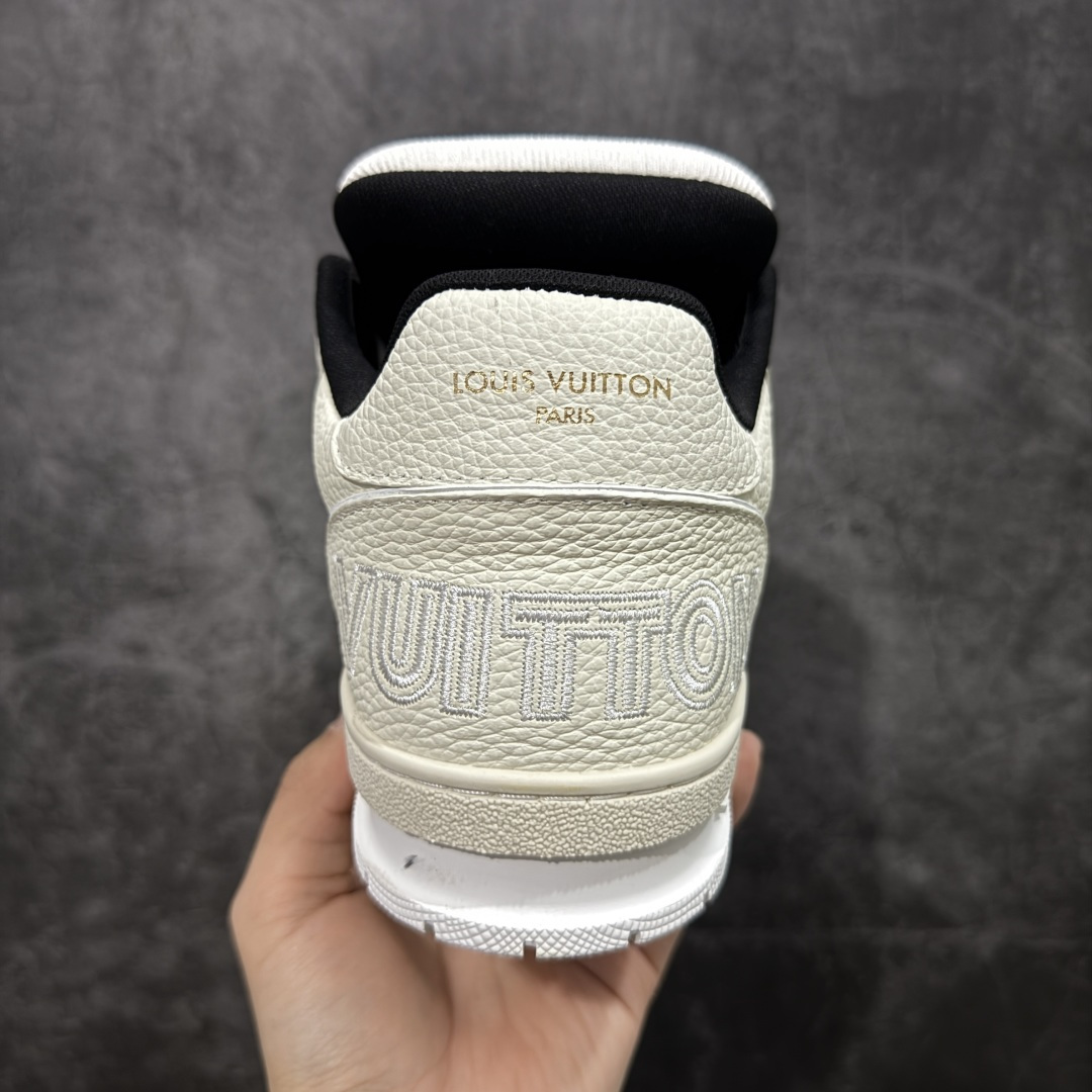 图片[4]-【YS纯原】广奢高端货 LOUIS VUITTON 路易威登 LV Trainer 休闲板鞋 ✦ 原楦原纸版开模，鞋型立体饱满 ✦ 零毛边、零溢胶、零线头瑕疵 ✦ 细节与原版一致 区分市面通货 ✦ 多层叠片＋电脑针车，针距密度一致 ✦ Monogram浮雕＋3D高频压纹 ✦ 多密度发泡中底：支撑回弹媲美专柜 ✦ 原装橡胶大底：含胶量高、纹路深、双拼接零偏差 ✦ ZP级原装包装：专柜款鞋盒＋防尘袋＋说明书 尺码：39-45-选品中心