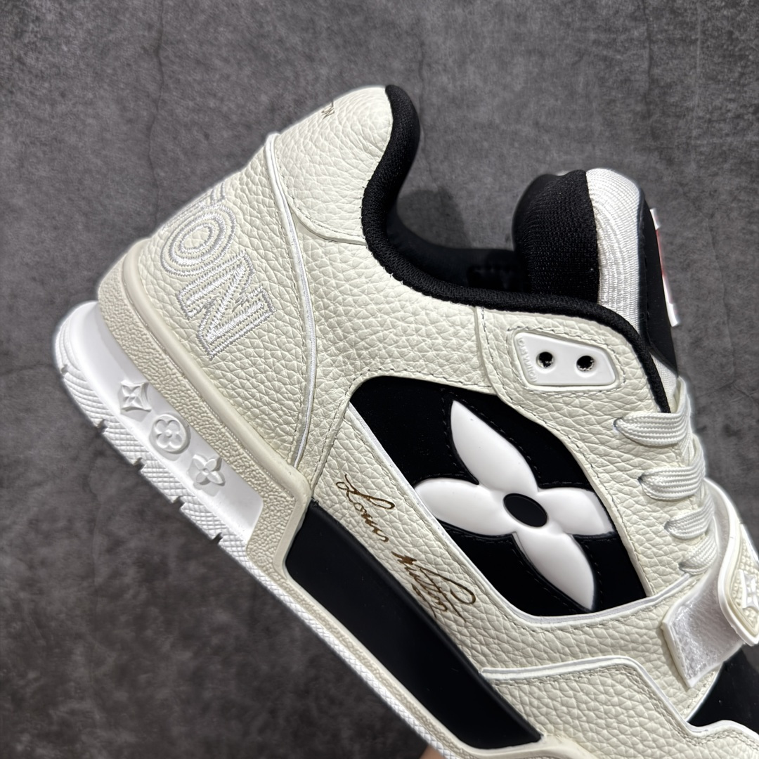 图片[7]-【YS纯原】广奢高端货 LOUIS VUITTON 路易威登 LV Trainer 休闲板鞋 ✦ 原楦原纸版开模，鞋型立体饱满 ✦ 零毛边、零溢胶、零线头瑕疵 ✦ 细节与原版一致 区分市面通货 ✦ 多层叠片＋电脑针车，针距密度一致 ✦ Monogram浮雕＋3D高频压纹 ✦ 多密度发泡中底：支撑回弹媲美专柜 ✦ 原装橡胶大底：含胶量高、纹路深、双拼接零偏差 ✦ ZP级原装包装：专柜款鞋盒＋防尘袋＋说明书 尺码：39-45-选品中心