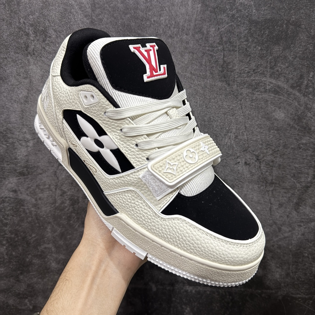 图片[3]-【YS纯原】广奢高端货 LOUIS VUITTON 路易威登 LV Trainer 休闲板鞋 ✦ 原楦原纸版开模，鞋型立体饱满 ✦ 零毛边、零溢胶、零线头瑕疵 ✦ 细节与原版一致 区分市面通货 ✦ 多层叠片＋电脑针车，针距密度一致 ✦ Monogram浮雕＋3D高频压纹 ✦ 多密度发泡中底：支撑回弹媲美专柜 ✦ 原装橡胶大底：含胶量高、纹路深、双拼接零偏差 ✦ ZP级原装包装：专柜款鞋盒＋防尘袋＋说明书 尺码：39-45-选品中心