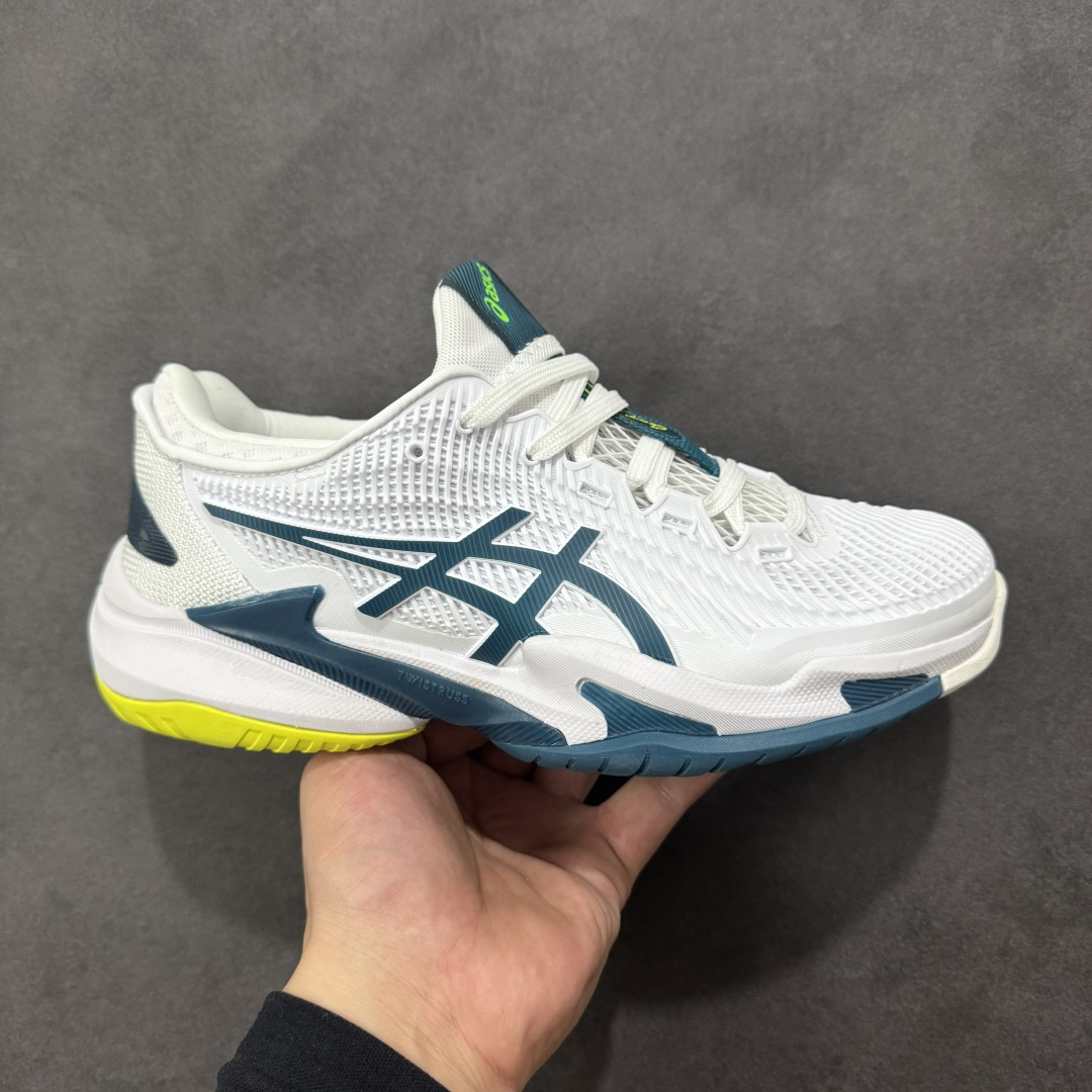 【公司级】Asics Court FF 3 织物合成革 防滑耐磨透气 低帮 网球鞋 COURT FF 3鞋面采用PU支撑裁片，提供了横向和纵向移动的灵活性的同时提升了足部移动时的稳定性；袜套式鞋口设计，提供很好的包裹性；分离式中足稳定片，改善扭转刚度，增加制动力和推进力；分离式后掌，增大触地面积之余，能够减少滑步耗时，降低身体负荷。 货号：1041A370-101 尺码：36-47 含半码 编码：FSB270280-选品中心