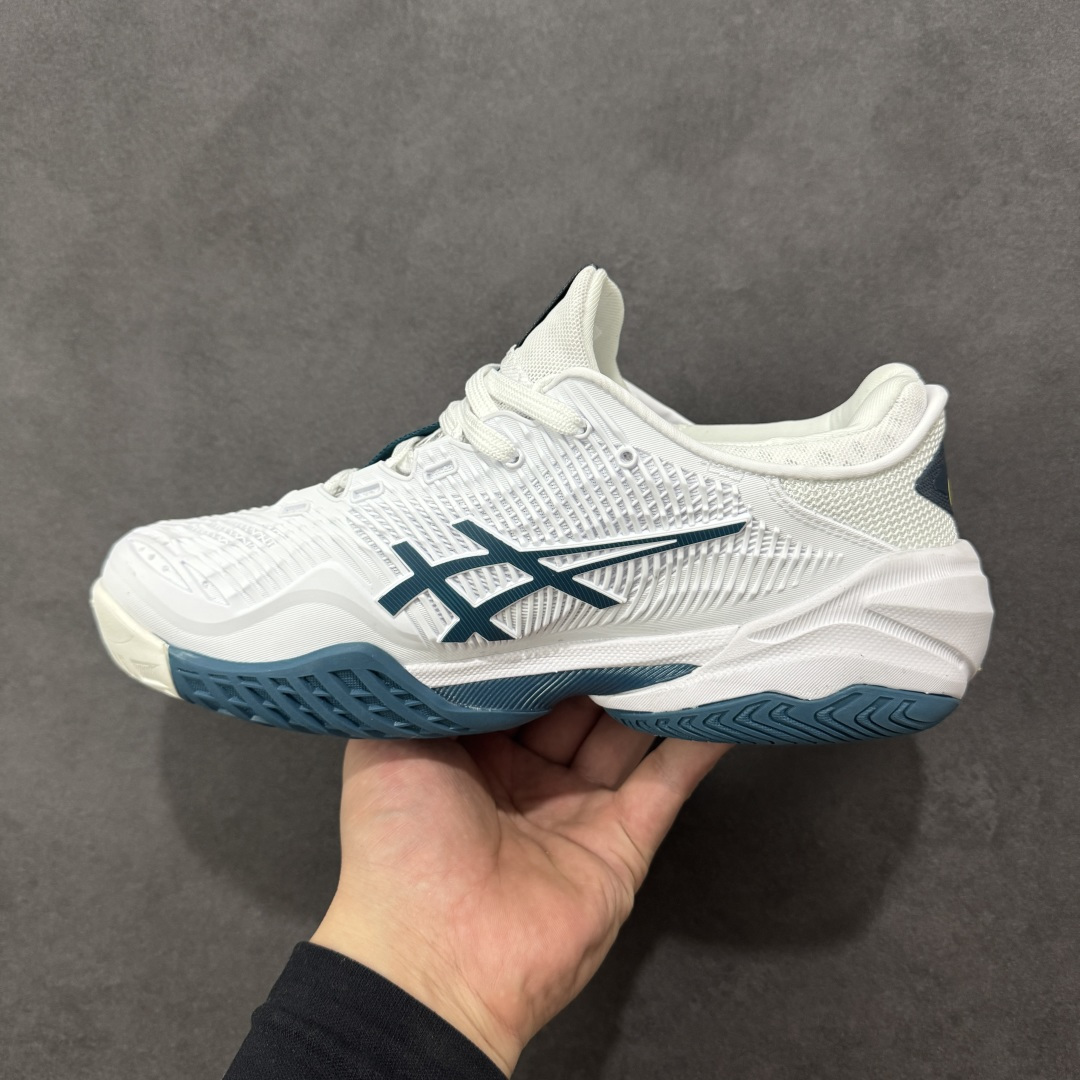 图片[2]-【公司级】Asics Court FF 3 织物合成革 防滑耐磨透气 低帮 网球鞋 COURT FF 3鞋面采用PU支撑裁片，提供了横向和纵向移动的灵活性的同时提升了足部移动时的稳定性；袜套式鞋口设计，提供很好的包裹性；分离式中足稳定片，改善扭转刚度，增加制动力和推进力；分离式后掌，增大触地面积之余，能够减少滑步耗时，降低身体负荷。 货号：1041A370-101 尺码：36-47 含半码 编码：FSB270280-选品中心