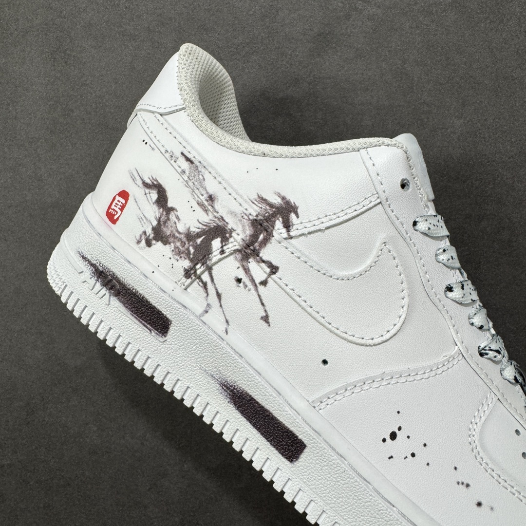 图片[6]-【定制版】Nike Air Force 1\’07 Low 墨马 空军一号低帮休闲板鞋  #鞋身以水墨奔马为核心元素，笔触飘逸灵动，搭配墨点泼洒的细节，把中式写意风格和潮流鞋款结合得很巧妙；鞋侧还有红色“馬”字印章，强化国风辨识度；鞋带做了黑白泼墨纹理，中底也点缀了墨色笔触，整体风格统一又有层次感。 货号：CW2288-111  尺码：36 36.5 37.5 38 38.5 39 40 40.5 41 42 42.5 43 44 44.5 45-选品中心