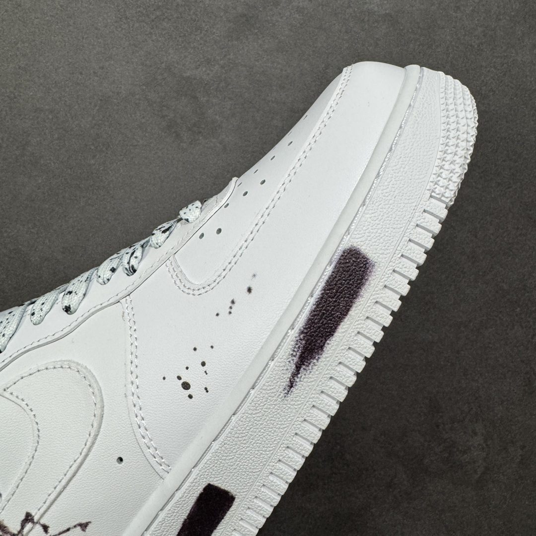 图片[5]-【定制版】Nike Air Force 1\’07 Low 墨马 空军一号低帮休闲板鞋  #鞋身以水墨奔马为核心元素，笔触飘逸灵动，搭配墨点泼洒的细节，把中式写意风格和潮流鞋款结合得很巧妙；鞋侧还有红色“馬”字印章，强化国风辨识度；鞋带做了黑白泼墨纹理，中底也点缀了墨色笔触，整体风格统一又有层次感。 货号：CW2288-111  尺码：36 36.5 37.5 38 38.5 39 40 40.5 41 42 42.5 43 44 44.5 45-选品中心