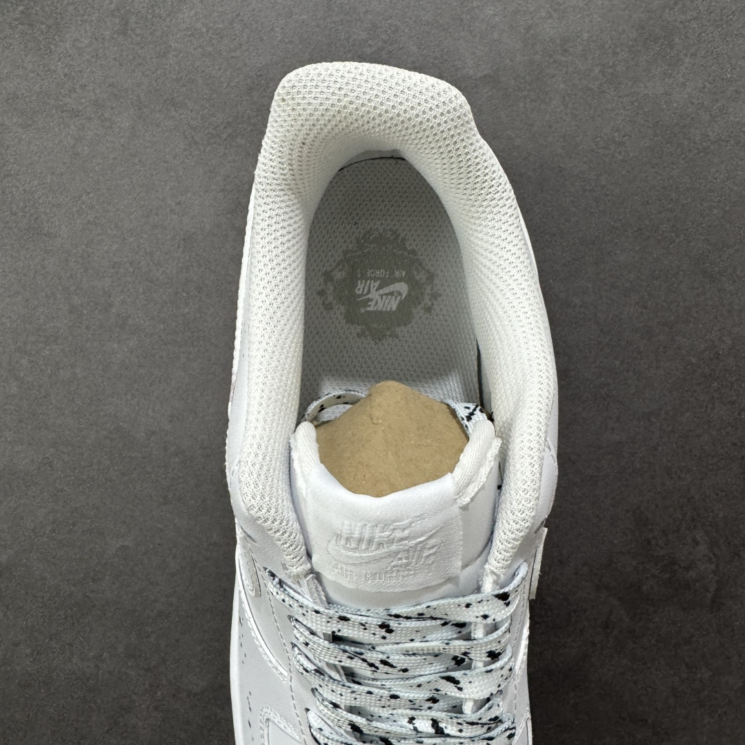 图片[7]-【定制版】Nike Air Force 1\’07 Low 墨马 空军一号低帮休闲板鞋  #鞋身以水墨奔马为核心元素，笔触飘逸灵动，搭配墨点泼洒的细节，把中式写意风格和潮流鞋款结合得很巧妙；鞋侧还有红色“馬”字印章，强化国风辨识度；鞋带做了黑白泼墨纹理，中底也点缀了墨色笔触，整体风格统一又有层次感。 货号：CW2288-111  尺码：36 36.5 37.5 38 38.5 39 40 40.5 41 42 42.5 43 44 44.5 45-选品中心