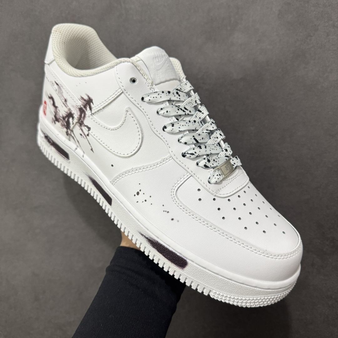 图片[3]-【定制版】Nike Air Force 1\’07 Low 墨马 空军一号低帮休闲板鞋  #鞋身以水墨奔马为核心元素，笔触飘逸灵动，搭配墨点泼洒的细节，把中式写意风格和潮流鞋款结合得很巧妙；鞋侧还有红色“馬”字印章，强化国风辨识度；鞋带做了黑白泼墨纹理，中底也点缀了墨色笔触，整体风格统一又有层次感。 货号：CW2288-111  尺码：36 36.5 37.5 38 38.5 39 40 40.5 41 42 42.5 43 44 44.5 45-选品中心