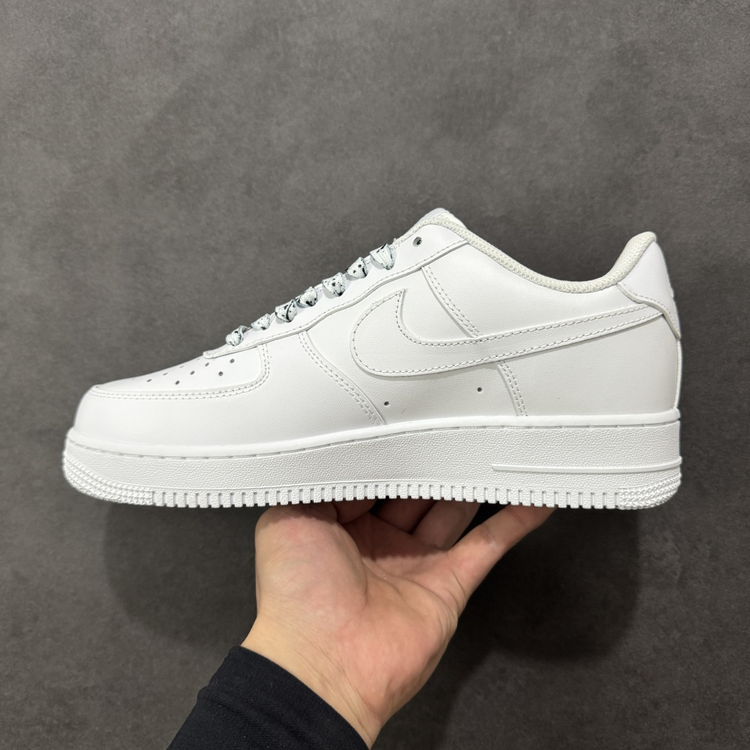 图片[2]-【定制版】Nike Air Force 1\’07 Low 墨马 空军一号低帮休闲板鞋  #鞋身以水墨奔马为核心元素，笔触飘逸灵动，搭配墨点泼洒的细节，把中式写意风格和潮流鞋款结合得很巧妙；鞋侧还有红色“馬”字印章，强化国风辨识度；鞋带做了黑白泼墨纹理，中底也点缀了墨色笔触，整体风格统一又有层次感。 货号：CW2288-111  尺码：36 36.5 37.5 38 38.5 39 40 40.5 41 42 42.5 43 44 44.5 45-选品中心