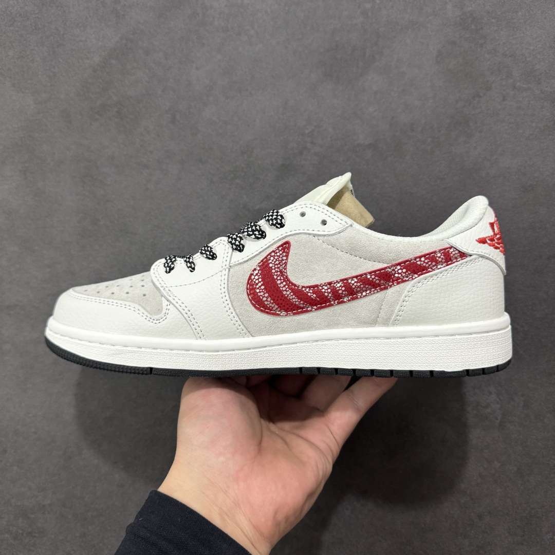 图片[2]-【定制版】Air Jordan Low AJ1 乔1马年限定款 高端定制 低帮复古篮球鞋 DZ5899-044  #定制鞋盒 大厂纯原品质出货 超高清洁度 皮料切割干净无任何毛边 细节完美   尺码：36 36.5 37.5 38 38.5 39 40 40.5 41 42 42.5 43 44 44.5 45 编码：HXSB330340-选品中心