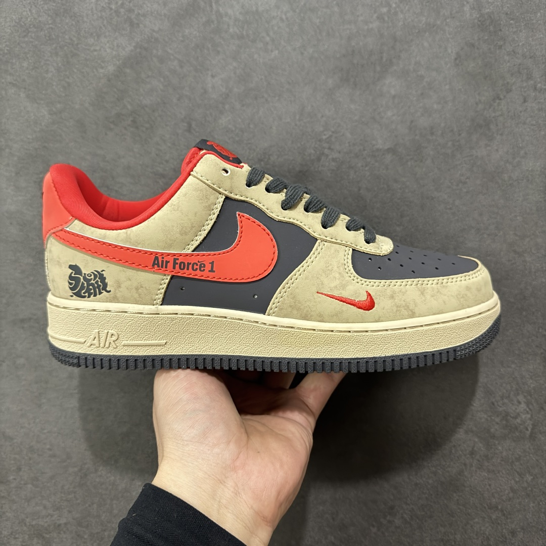 【定制版】马年限定限量发售马上发财马上有钱 高端定制 Nike Air Force 1 \'07 Low “马年限定联名------ 摩卡棕红” 高端定制 低帮休闲板鞋 定制鞋盒 大厂纯原品质出货 超高清洁度 皮料切割干净无任何毛边 细节完美 货号：KD1688-002 尺码：36 36.5 37.5 38 38.5 39 40 40.5 41 42 42.5 43 44 44.5 45 编码：HXSB310320-选品中心