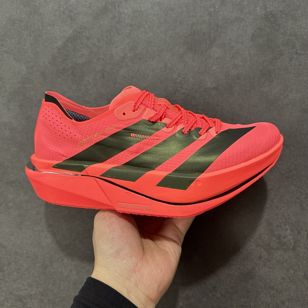 【TD版本】Adidas ADIZERO ADIOS 5 M 马拉松竞速专业跑鞋 CELERMESH针织网面非常轻薄 纤维间的缝隙很大 可以保证跑步时的透气、排汗效果 鞋舌直接与两侧的内衬和鞋底连接在一起 在跑步过程中不会被鞋舌的左右移动所困扰 在标准鞋带孔的基础上再拓宽一组鞋带孔 适合不同脚型的需求 突破性 EnergyRods 技术，有助于跑者实现更好的成绩 中底独特的LIGHTSTRIKE PRO泡棉材质 微弹感觉在跑步过程中给予了良好的支撑体验 对于顶级精英和高水平进阶跑者来说 ADIOS PRO是一双值得信赖的竞速比赛用鞋 货号：K18294 尺码：36 36²/₃ 37¹/₃ 38 38²/₃ 39¹/₃ 40 40²/₃ 41¹/₃ 42 42²/₃ 43¹/₃ 44 44²/₃ 45¹/₃ 编码：XSB250260-选品中心