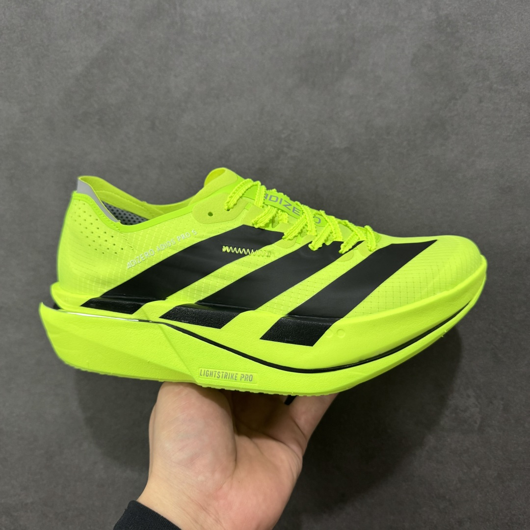 【TD版本】Adidas ADIZERO ADIOS 5 M 马拉松竞速专业跑鞋 CELERMESH针织网面非常轻薄 纤维间的缝隙很大 可以保证跑步时的透气、排汗效果 鞋舌直接与两侧的内衬和鞋底连接在一起 在跑步过程中不会被鞋舌的左右移动所困扰 在标准鞋带孔的基础上再拓宽一组鞋带孔 适合不同脚型的需求 突破性 EnergyRods 技术，有助于跑者实现更好的成绩 中底独特的LIGHTSTRIKE PRO泡棉材质 微弹感觉在跑步过程中给予了良好的支撑体验 对于顶级精英和高水平进阶跑者来说 ADIOS PRO是一双值得信赖的竞速比赛用鞋 货号：K18297 尺码：36 36²/₃ 37¹/₃ 38 38²/₃ 39¹/₃ 40 40²/₃ 41¹/₃ 42 42²/₃ 43¹/₃ 44 44²/₃ 45¹/₃ 编码：XSB250260-选品中心