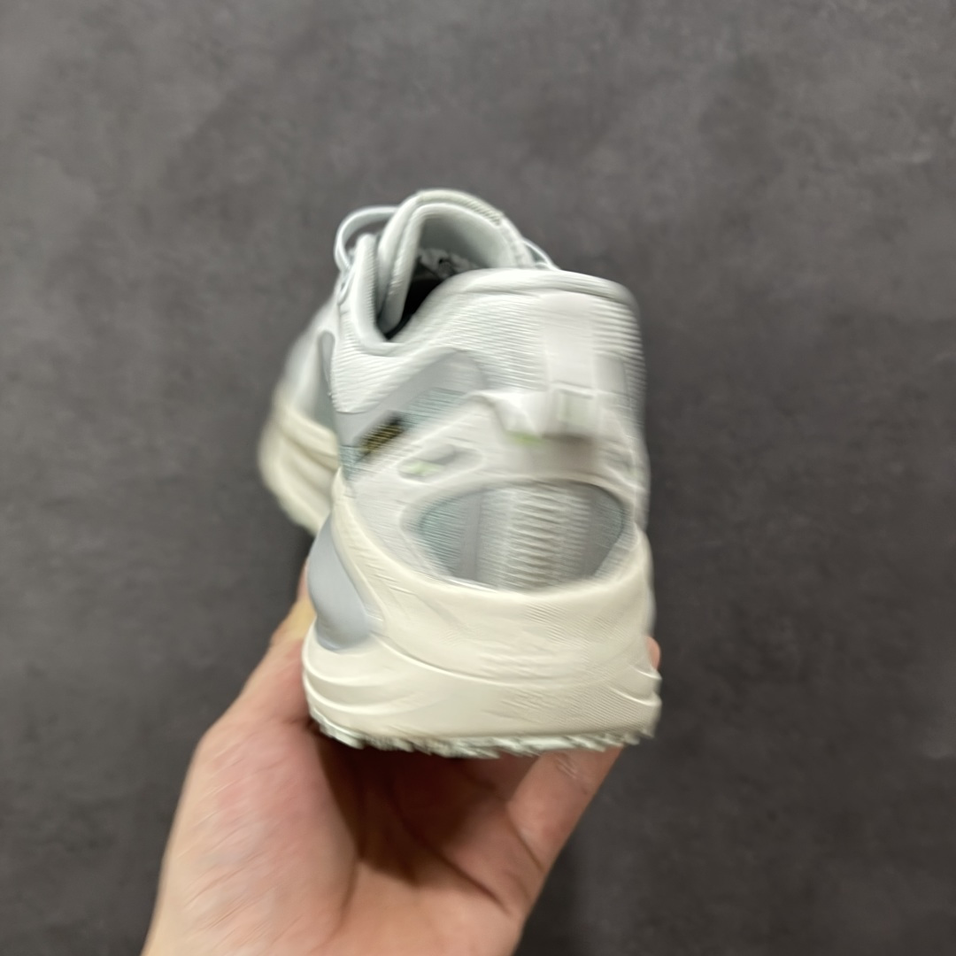 图片[4]-【公司级】Nike VOMERO 18 GTX 耐克 舒适减震防滑 低帮跑步鞋 全掌ReactX泡绵中底 前掌和后跟还配备了Air Zoom气垫单元 据说跑起来更快更舒适哦 这次最大的升级点 首次引入了ReactX泡绵 货号：HQ7001-003 尺码：36-46带半码-选品中心