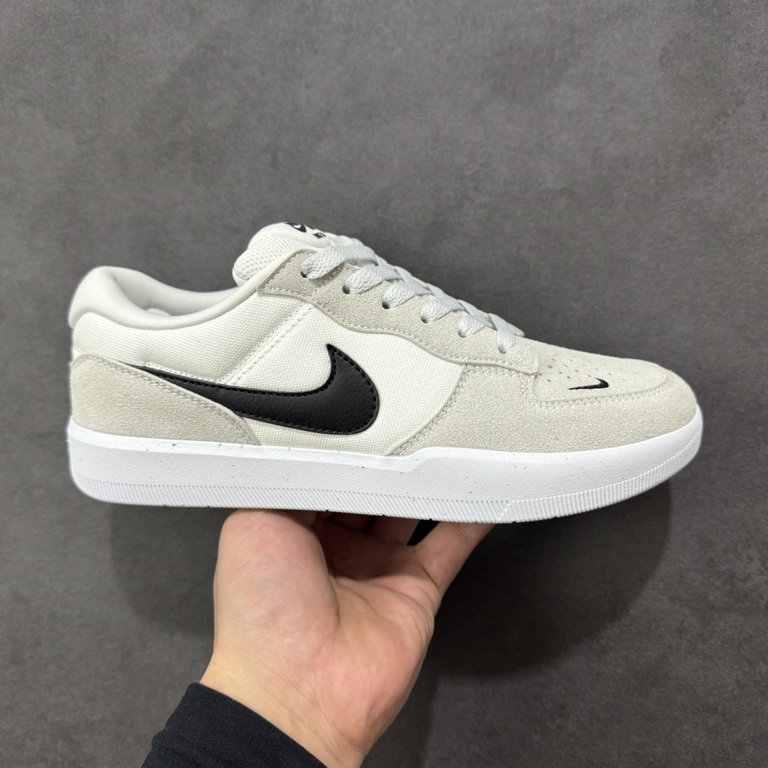 【公司级】Nike SB Force 58 是一款结合了经典篮球元素与滑板功能的鞋款。鞋身采用帆布、麂皮与冲孔细节，致敬传统篮球风格，呈现出复古又时尚的外观。加厚鞋舌设计提升穿着舒适度，内侧弹性衬布提供稳固贴合感，即使鞋带松脱也能保持鞋子贴合脚型。全新杯式外底设计兼顾耐久性与灵活性，减少磨合时间，提升滑板体验。鞋底Tri-Star纹理提供出色的抓地力和灵敏脚感。 货号：CZ2959-003 尺码：36 36.5 37.5 38 38.5 39 40 40.5 41 42 42.5 43 44 45 编码：XSB220230-选品中心