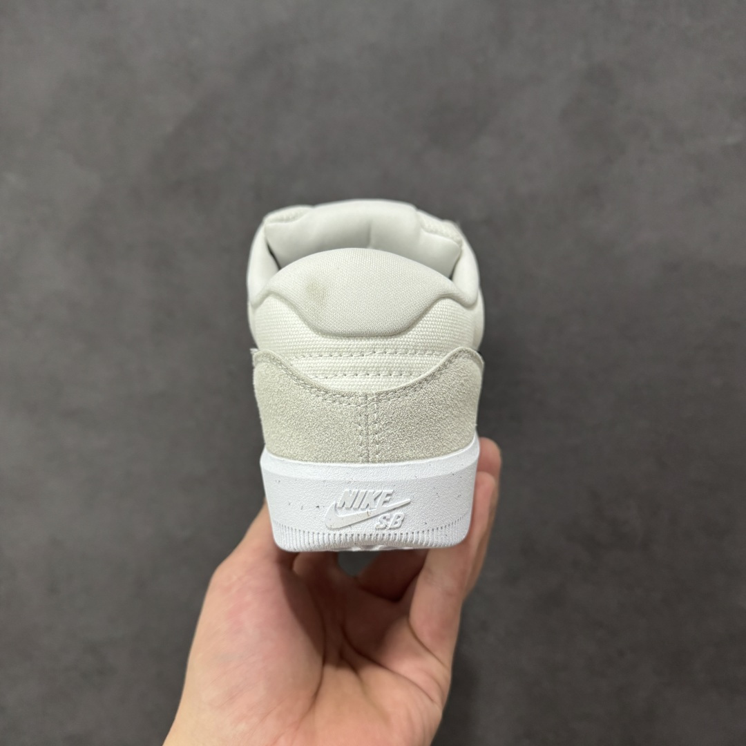 图片[4]-【公司级】Nike SB Force 58 是一款结合了经典篮球元素与滑板功能的鞋款。鞋身采用帆布、麂皮与冲孔细节，致敬传统篮球风格，呈现出复古又时尚的外观。加厚鞋舌设计提升穿着舒适度，内侧弹性衬布提供稳固贴合感，即使鞋带松脱也能保持鞋子贴合脚型。全新杯式外底设计兼顾耐久性与灵活性，减少磨合时间，提升滑板体验。鞋底Tri-Star纹理提供出色的抓地力和灵敏脚感。 货号：CZ2959-003 尺码：36 36.5 37.5 38 38.5 39 40 40.5 41 42 42.5 43 44 45 编码：XSB220230-选品中心