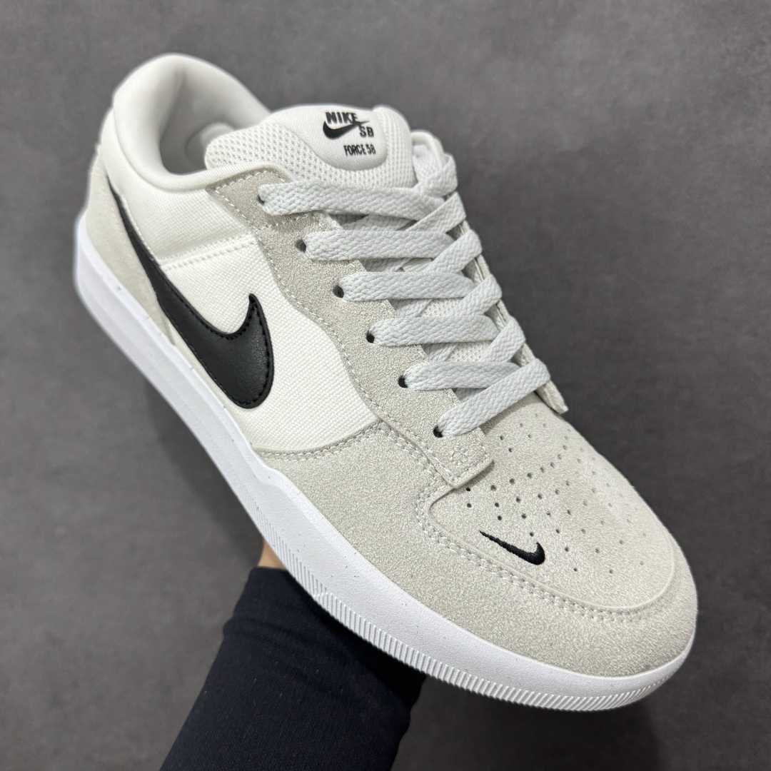 图片[3]-【公司级】Nike SB Force 58 是一款结合了经典篮球元素与滑板功能的鞋款。鞋身采用帆布、麂皮与冲孔细节，致敬传统篮球风格，呈现出复古又时尚的外观。加厚鞋舌设计提升穿着舒适度，内侧弹性衬布提供稳固贴合感，即使鞋带松脱也能保持鞋子贴合脚型。全新杯式外底设计兼顾耐久性与灵活性，减少磨合时间，提升滑板体验。鞋底Tri-Star纹理提供出色的抓地力和灵敏脚感。 货号：CZ2959-003 尺码：36 36.5 37.5 38 38.5 39 40 40.5 41 42 42.5 43 44 45 编码：XSB220230-选品中心