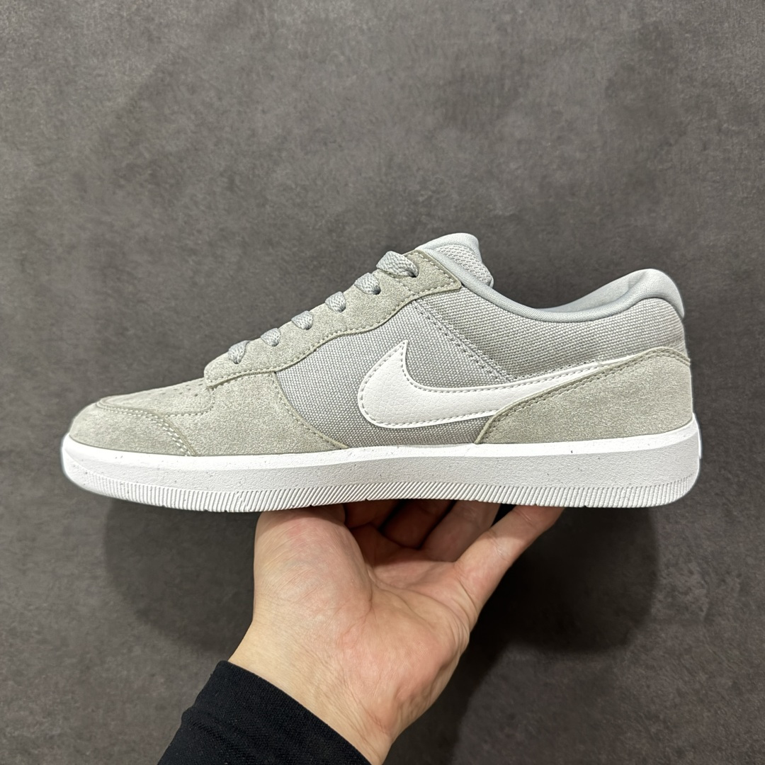 图片[2]-【公司级】Nike SB Force 58 是一款结合了经典篮球元素与滑板功能的鞋款。鞋身采用帆布、麂皮与冲孔细节，致敬传统篮球风格，呈现出复古又时尚的外观。加厚鞋舌设计提升穿着舒适度，内侧弹性衬布提供稳固贴合感，即使鞋带松脱也能保持鞋子贴合脚型。全新杯式外底设计兼顾耐久性与灵活性，减少磨合时间，提升滑板体验。鞋底Tri-Star纹理提供出色的抓地力和灵敏脚感。 货号：CZ2959-003 尺码：36 36.5 37.5 38 38.5 39 40 40.5 41 42 42.5 43 44 45 编码：XSB220230-选品中心