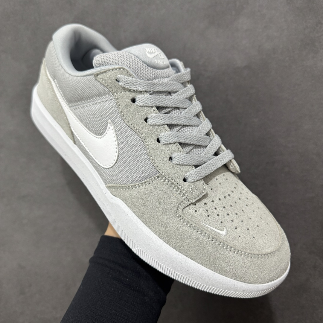 图片[3]-【公司级】Nike SB Force 58 是一款结合了经典篮球元素与滑板功能的鞋款。鞋身采用帆布、麂皮与冲孔细节，致敬传统篮球风格，呈现出复古又时尚的外观。加厚鞋舌设计提升穿着舒适度，内侧弹性衬布提供稳固贴合感，即使鞋带松脱也能保持鞋子贴合脚型。全新杯式外底设计兼顾耐久性与灵活性，减少磨合时间，提升滑板体验。鞋底Tri-Star纹理提供出色的抓地力和灵敏脚感。 货号：CZ2959-003 尺码：36 36.5 37.5 38 38.5 39 40 40.5 41 42 42.5 43 44 45 编码：XSB220230-选品中心