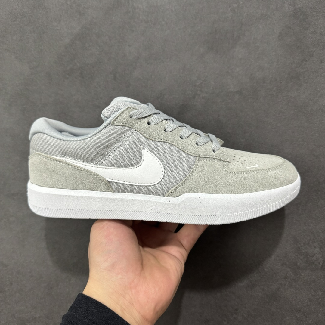 【公司级】Nike SB Force 58 是一款结合了经典篮球元素与滑板功能的鞋款。鞋身采用帆布、麂皮与冲孔细节，致敬传统篮球风格，呈现出复古又时尚的外观。加厚鞋舌设计提升穿着舒适度，内侧弹性衬布提供稳固贴合感，即使鞋带松脱也能保持鞋子贴合脚型。全新杯式外底设计兼顾耐久性与灵活性，减少磨合时间，提升滑板体验。鞋底Tri-Star纹理提供出色的抓地力和灵敏脚感。 货号：CZ2959-003 尺码：36 36.5 37.5 38 38.5 39 40 40.5 41 42 42.5 43 44 45 编码：XSB220230-选品中心