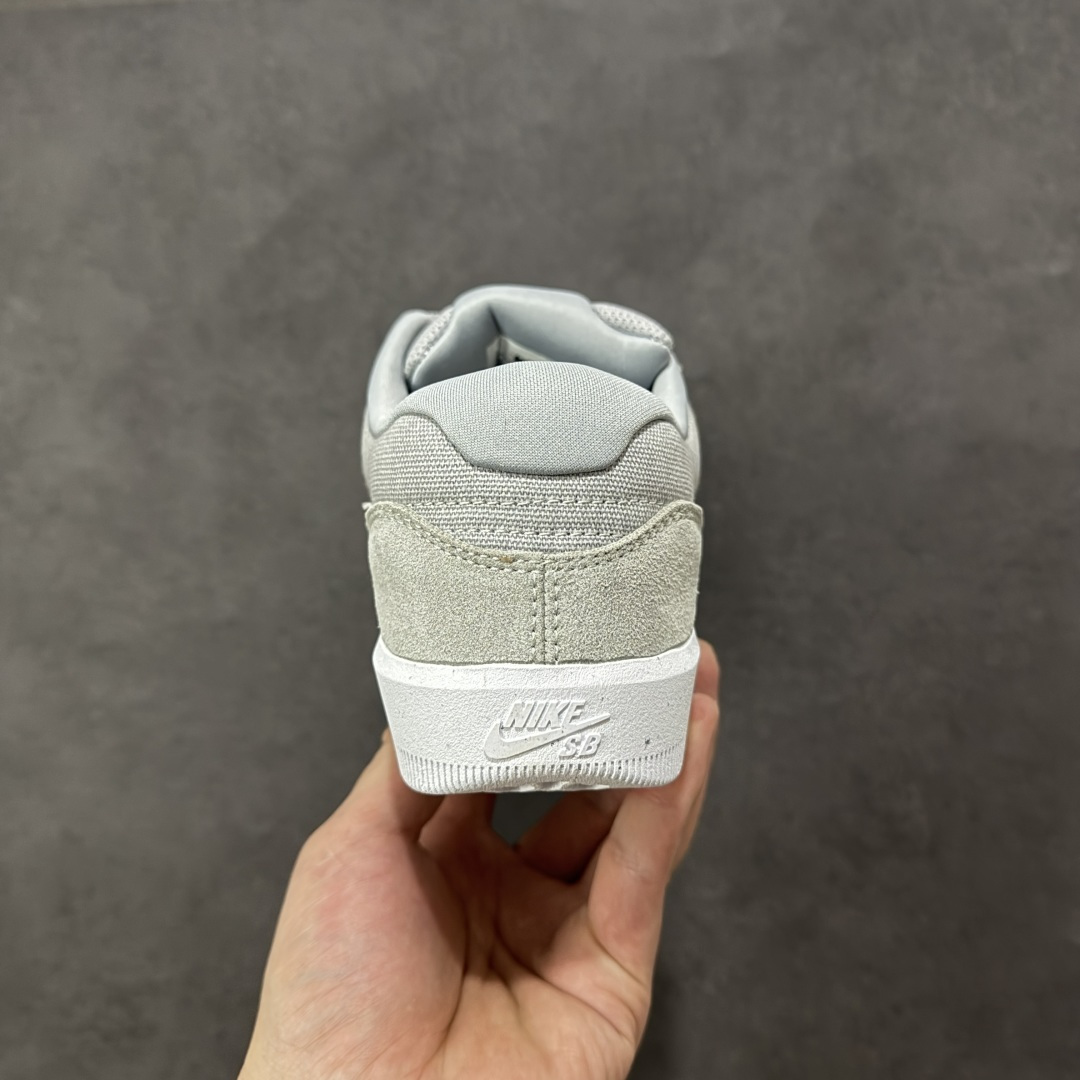 图片[4]-【公司级】Nike SB Force 58 是一款结合了经典篮球元素与滑板功能的鞋款。鞋身采用帆布、麂皮与冲孔细节，致敬传统篮球风格，呈现出复古又时尚的外观。加厚鞋舌设计提升穿着舒适度，内侧弹性衬布提供稳固贴合感，即使鞋带松脱也能保持鞋子贴合脚型。全新杯式外底设计兼顾耐久性与灵活性，减少磨合时间，提升滑板体验。鞋底Tri-Star纹理提供出色的抓地力和灵敏脚感。 货号：CZ2959-003 尺码：36 36.5 37.5 38 38.5 39 40 40.5 41 42 42.5 43 44 45 编码：XSB220230-选品中心