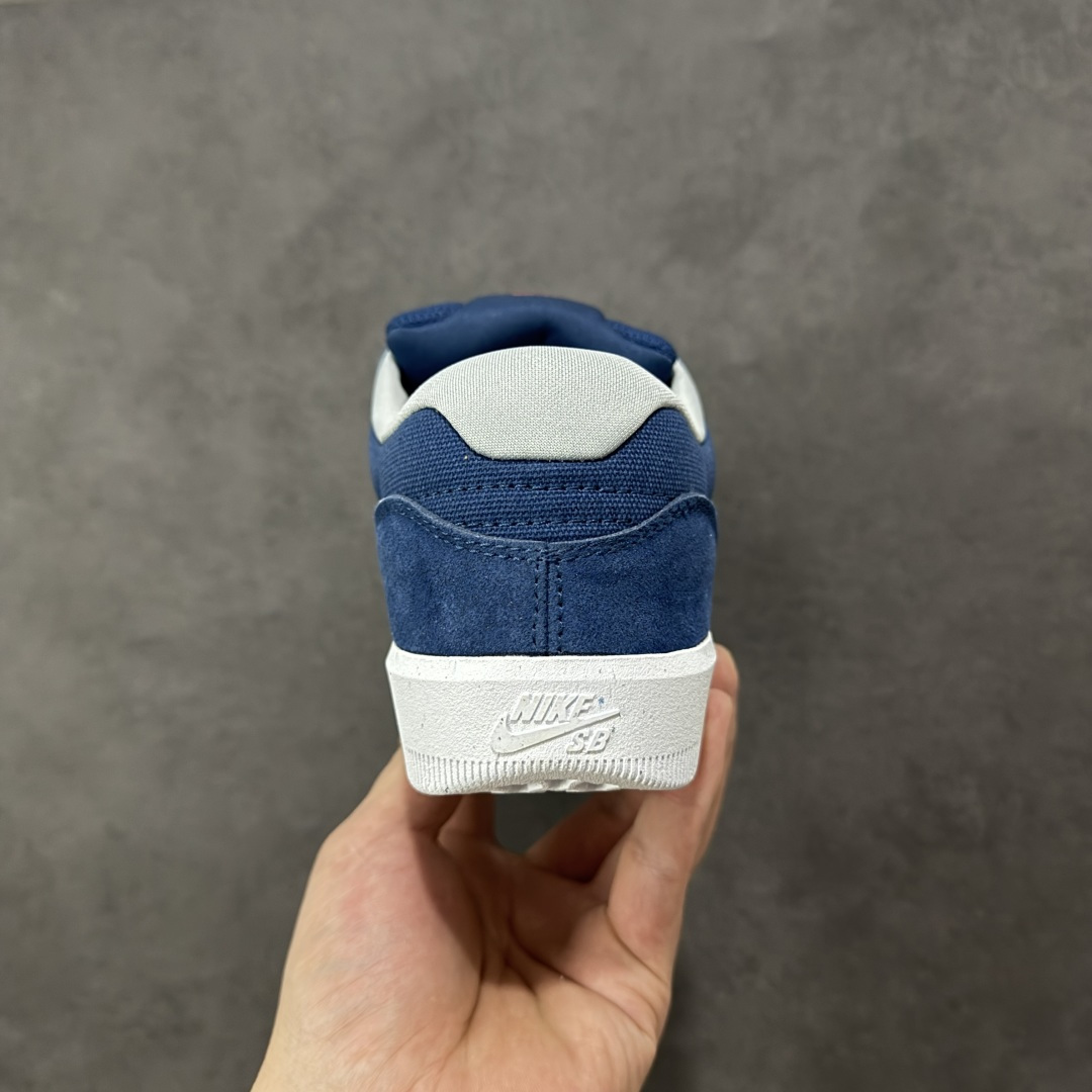 图片[4]-【公司级】Nike SB Force 58 是一款结合了经典篮球元素与滑板功能的鞋款。鞋身采用帆布、麂皮与冲孔细节，致敬传统篮球风格，呈现出复古又时尚的外观。加厚鞋舌设计提升穿着舒适度，内侧弹性衬布提供稳固贴合感，即使鞋带松脱也能保持鞋子贴合脚型。全新杯式外底设计兼顾耐久性与灵活性，减少磨合时间，提升滑板体验。鞋底Tri-Star纹理提供出色的抓地力和灵敏脚感。 货号：CZ2959-403 尺码：36 36.5 37.5 38 38.5 39 40 40.5 41 42 42.5 43 44 45 编码：XSB220230-选品中心