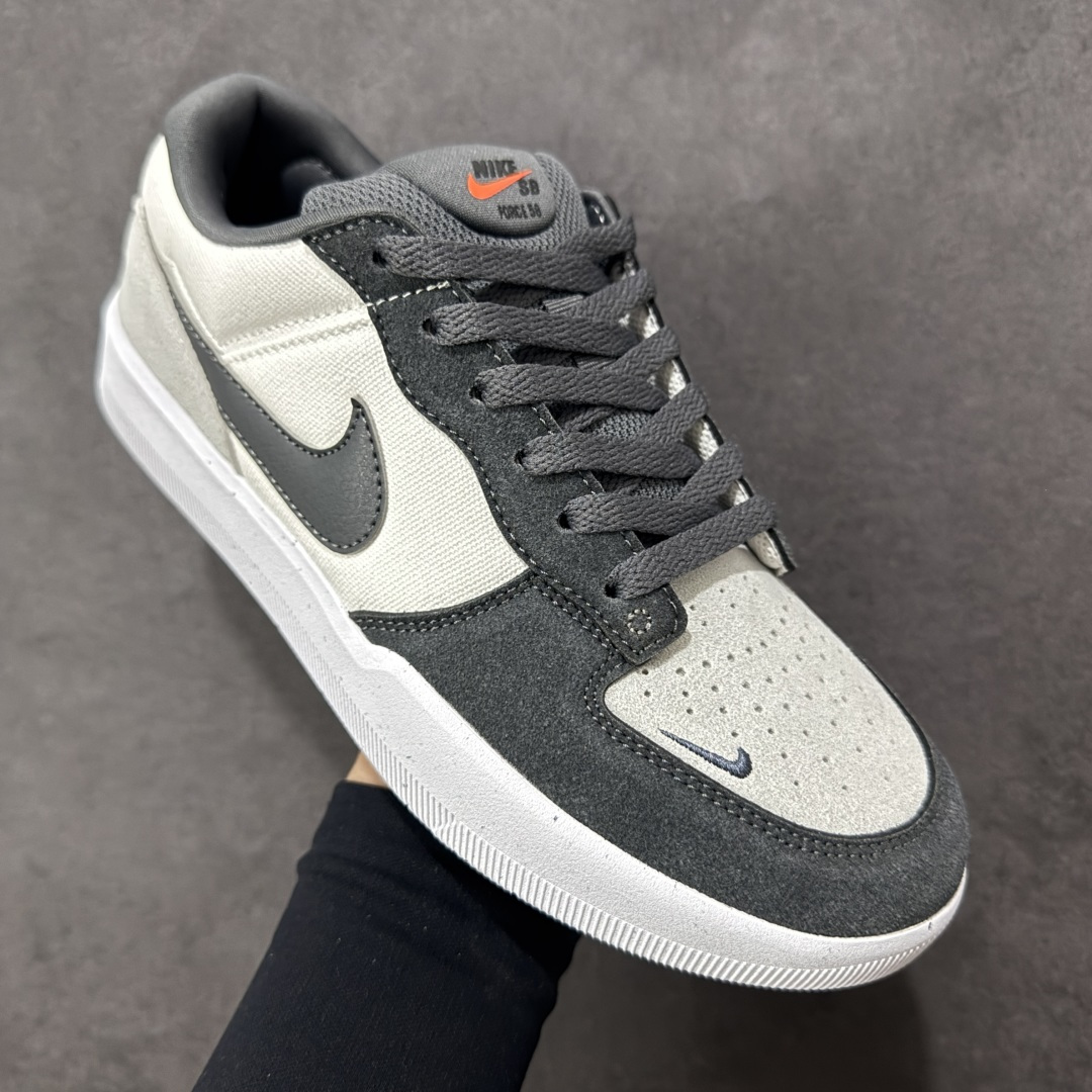 图片[3]-【公司级】Nike SB Force 58 是一款结合了经典篮球元素与滑板功能的鞋款。鞋身采用帆布、麂皮与冲孔细节，致敬传统篮球风格，呈现出复古又时尚的外观。加厚鞋舌设计提升穿着舒适度，内侧弹性衬布提供稳固贴合感，即使鞋带松脱也能保持鞋子贴合脚型。全新杯式外底设计兼顾耐久性与灵活性，减少磨合时间，提升滑板体验。鞋底Tri-Star纹理提供出色的抓地力和灵敏脚感。 货号：DV5477-001 尺码：36 36.5 37.5 38 38.5 39 40 40.5 41 42 42.5 43 44 45 编码：XSB220230-选品中心