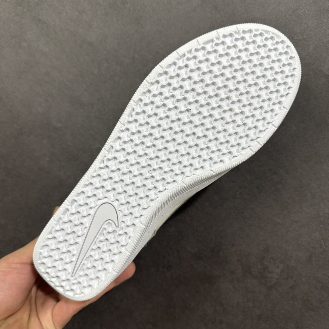 图片[9]-【公司级】Nike SB Force 58 是一款结合了经典篮球元素与滑板功能的鞋款。鞋身采用帆布、麂皮与冲孔细节，致敬传统篮球风格，呈现出复古又时尚的外观。加厚鞋舌设计提升穿着舒适度，内侧弹性衬布提供稳固贴合感，即使鞋带松脱也能保持鞋子贴合脚型。全新杯式外底设计兼顾耐久性与灵活性，减少磨合时间，提升滑板体验。鞋底Tri-Star纹理提供出色的抓地力和灵敏脚感。 货号：DV5477-001 尺码：36 36.5 37.5 38 38.5 39 40 40.5 41 42 42.5 43 44 45 编码：XSB220230-选品中心