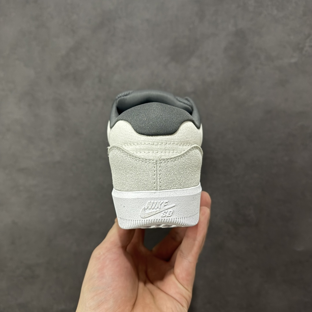 图片[4]-【公司级】Nike SB Force 58 是一款结合了经典篮球元素与滑板功能的鞋款。鞋身采用帆布、麂皮与冲孔细节，致敬传统篮球风格，呈现出复古又时尚的外观。加厚鞋舌设计提升穿着舒适度，内侧弹性衬布提供稳固贴合感，即使鞋带松脱也能保持鞋子贴合脚型。全新杯式外底设计兼顾耐久性与灵活性，减少磨合时间，提升滑板体验。鞋底Tri-Star纹理提供出色的抓地力和灵敏脚感。 货号：DV5477-001 尺码：36 36.5 37.5 38 38.5 39 40 40.5 41 42 42.5 43 44 45 编码：XSB220230-选品中心