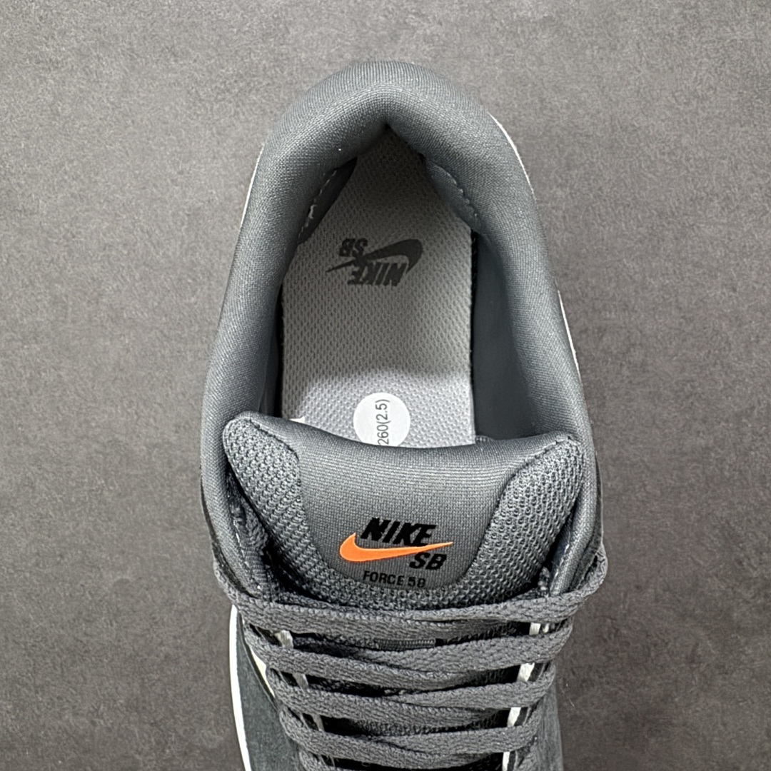 图片[7]-【公司级】Nike SB Force 58 是一款结合了经典篮球元素与滑板功能的鞋款。鞋身采用帆布、麂皮与冲孔细节，致敬传统篮球风格，呈现出复古又时尚的外观。加厚鞋舌设计提升穿着舒适度，内侧弹性衬布提供稳固贴合感，即使鞋带松脱也能保持鞋子贴合脚型。全新杯式外底设计兼顾耐久性与灵活性，减少磨合时间，提升滑板体验。鞋底Tri-Star纹理提供出色的抓地力和灵敏脚感。 货号：DV5477-001 尺码：36 36.5 37.5 38 38.5 39 40 40.5 41 42 42.5 43 44 45 编码：XSB220230-选品中心