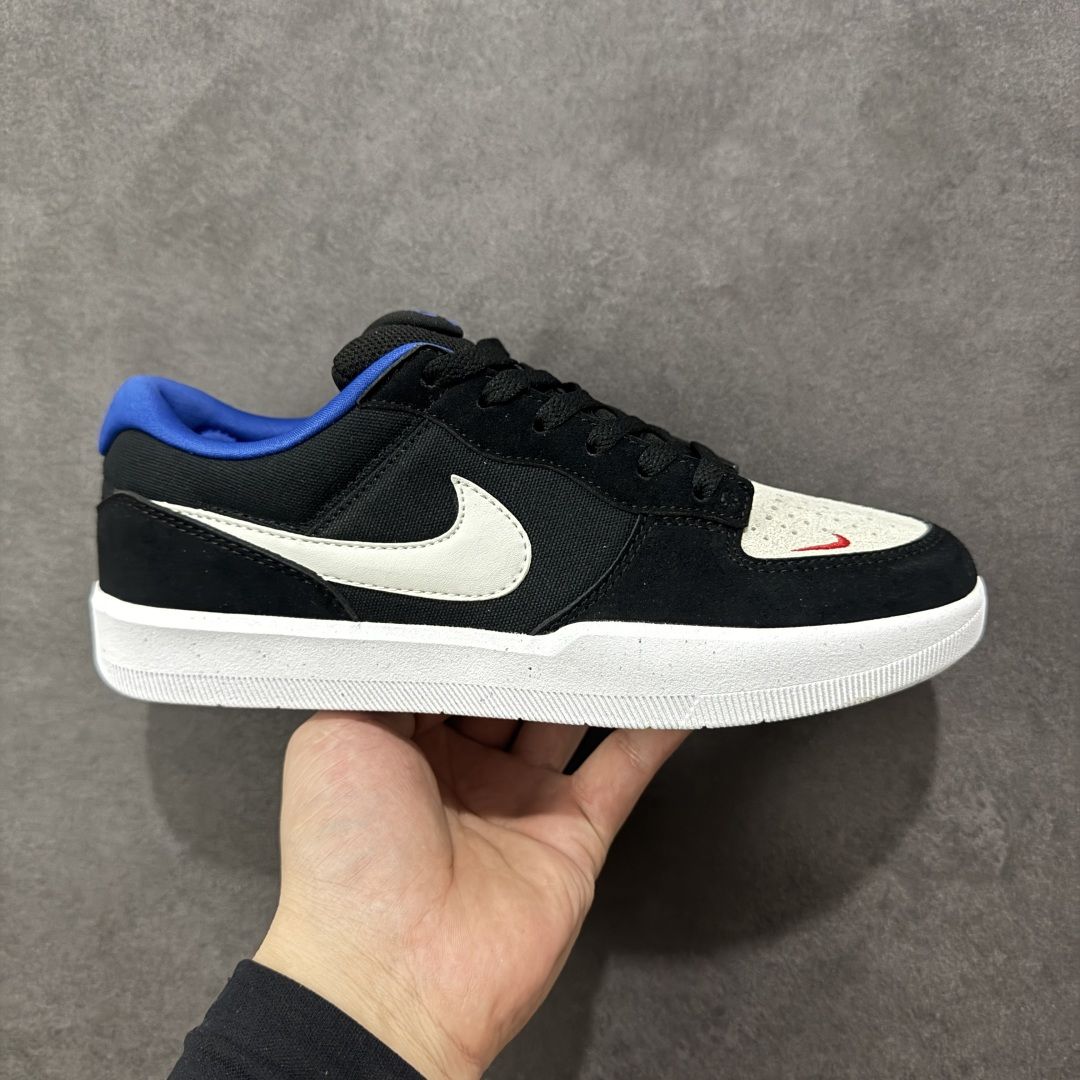 【公司级】Nike SB Force 58 是一款结合了经典篮球元素与滑板功能的鞋款。鞋身采用帆布、麂皮与冲孔细节，致敬传统篮球风格，呈现出复古又时尚的外观。加厚鞋舌设计提升穿着舒适度，内侧弹性衬布提供稳固贴合感，即使鞋带松脱也能保持鞋子贴合脚型。全新杯式外底设计兼顾耐久性与灵活性，减少磨合时间，提升滑板体验。鞋底Tri-Star纹理提供出色的抓地力和灵敏脚感。 货号：CZ2959-002 尺码：36 36.5 37.5 38 38.5 39 40 40.5 41 42 42.5 43 44 45 编码：XSB220230-选品中心