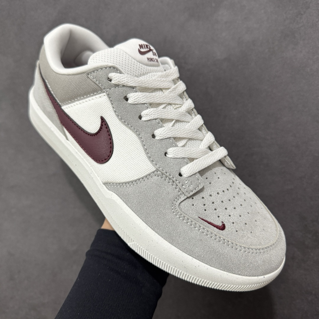 图片[3]-【公司级】Nike SB Force 58 是一款结合了经典篮球元素与滑板功能的鞋款。鞋身采用帆布、麂皮与冲孔细节，致敬传统篮球风格，呈现出复古又时尚的外观。加厚鞋舌设计提升穿着舒适度，内侧弹性衬布提供稳固贴合感，即使鞋带松脱也能保持鞋子贴合脚型。全新杯式外底设计兼顾耐久性与灵活性，减少磨合时间，提升滑板体验。鞋底Tri-Star纹理提供出色的抓地力和灵敏脚感。 货号：FQ7637-001 尺码：36 36.5 37.5 38 38.5 39 40 40.5 41 42 42.5 43 44 45 编码：XSB220230-选品中心
