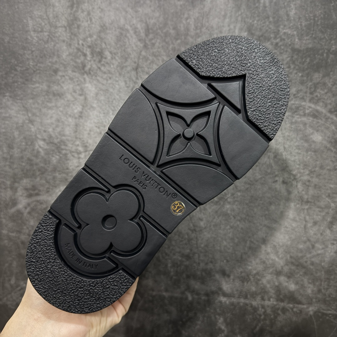 图片[9]-【莞产纯原】LV路易威登L家 驴牌 Cortina系列 毛靴 雪地靴 短靴 本款 Cortina 闭趾凉拖出自 LV Ski 系列，为绒面牛皮革局部压印Monogram 图案，搭配舒适羊毛皮内衬与点缀LV Circle 标识的皮革鞋带。舒适构型可于冬日假期与都市生活间无缝切换 配送专柜精美包装🛍📦 ▪️面料 ： 原版定制进口头层牛皮 ▪️内里 ： 进口保暖羊毛里 ▪️鞋底 ： 原版开模防滑TPU材质 ▪️底厚 ：4.5cm ▪️尺码： 35 36 37 38 39 40 41-选品中心