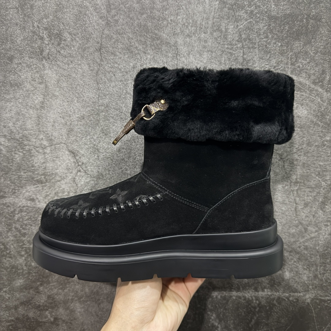 图片[2]-【莞产纯原】LV路易威登L家 驴牌 Cortina系列 毛靴 雪地靴 短靴 本款 Cortina 闭趾凉拖出自 LV Ski 系列，为绒面牛皮革局部压印Monogram 图案，搭配舒适羊毛皮内衬与点缀LV Circle 标识的皮革鞋带。舒适构型可于冬日假期与都市生活间无缝切换 配送专柜精美包装🛍📦 ▪️面料 ： 原版定制进口头层牛皮 ▪️内里 ： 进口保暖羊毛里 ▪️鞋底 ： 原版开模防滑TPU材质 ▪️底厚 ：4.5cm ▪️尺码： 35 36 37 38 39 40 41-选品中心