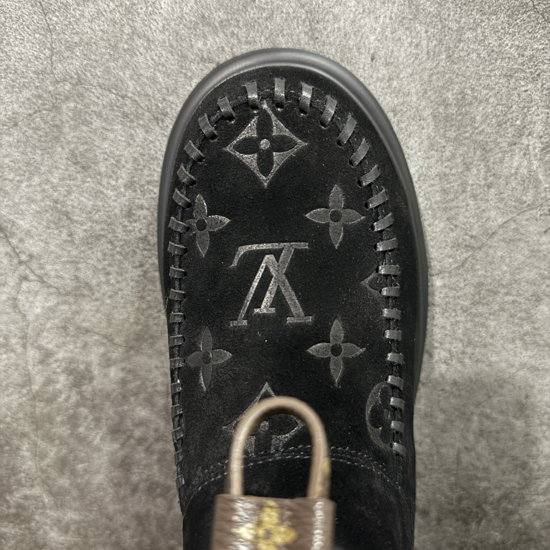 图片[5]-【莞产纯原】LV路易威登L家 驴牌 Cortina系列 毛靴 雪地靴 短靴 本款 Cortina 闭趾凉拖出自 LV Ski 系列，为绒面牛皮革局部压印Monogram 图案，搭配舒适羊毛皮内衬与点缀LV Circle 标识的皮革鞋带。舒适构型可于冬日假期与都市生活间无缝切换 配送专柜精美包装🛍📦 ▪️面料 ： 原版定制进口头层牛皮 ▪️内里 ： 进口保暖羊毛里 ▪️鞋底 ： 原版开模防滑TPU材质 ▪️底厚 ：4.5cm ▪️尺码： 35 36 37 38 39 40 41-选品中心