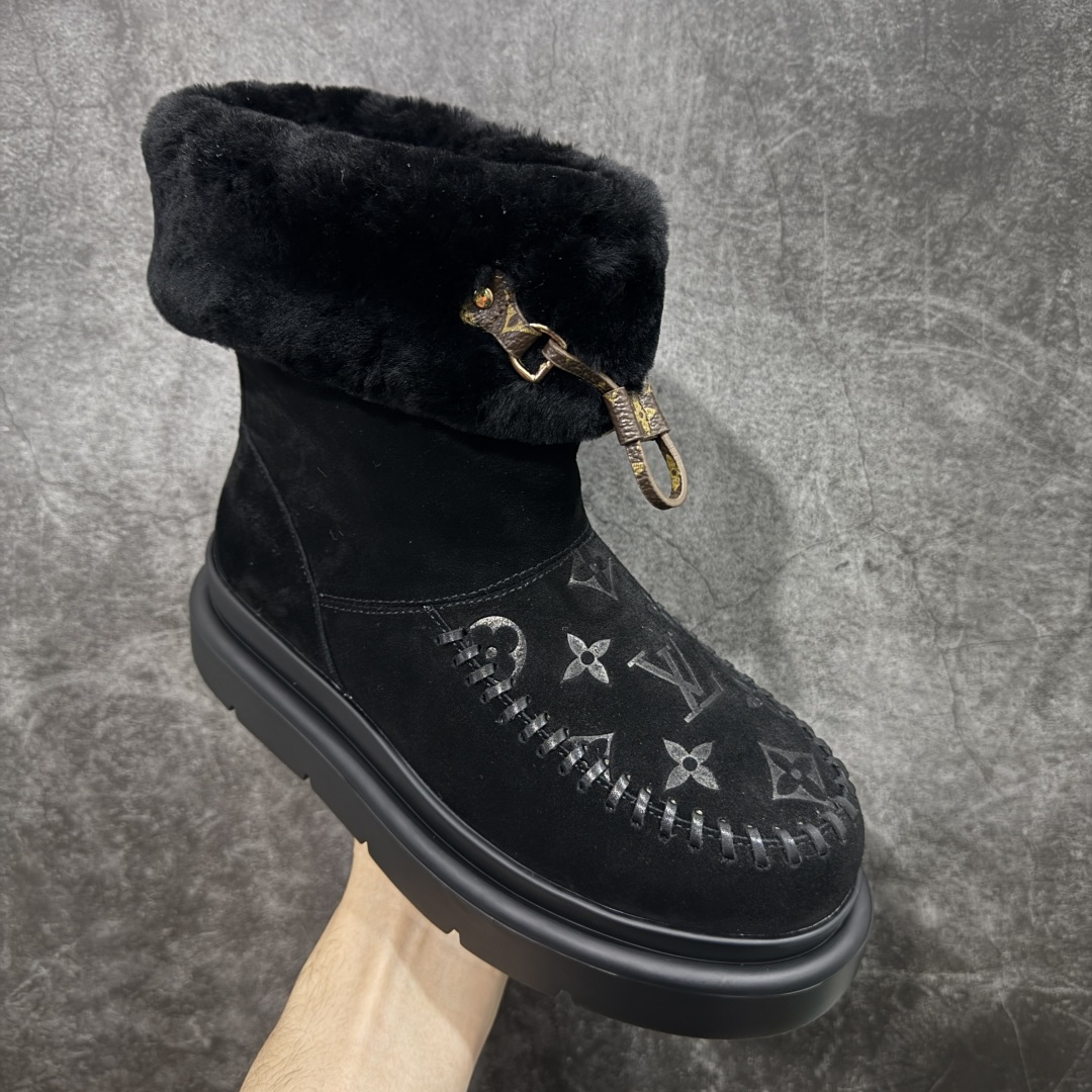 图片[3]-【莞产纯原】LV路易威登L家 驴牌 Cortina系列 毛靴 雪地靴 短靴 本款 Cortina 闭趾凉拖出自 LV Ski 系列，为绒面牛皮革局部压印Monogram 图案，搭配舒适羊毛皮内衬与点缀LV Circle 标识的皮革鞋带。舒适构型可于冬日假期与都市生活间无缝切换 配送专柜精美包装🛍📦 ▪️面料 ： 原版定制进口头层牛皮 ▪️内里 ： 进口保暖羊毛里 ▪️鞋底 ： 原版开模防滑TPU材质 ▪️底厚 ：4.5cm ▪️尺码： 35 36 37 38 39 40 41-选品中心