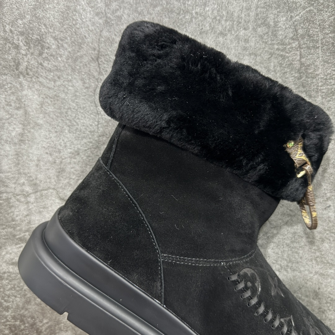 图片[7]-【莞产纯原】LV路易威登L家 驴牌 Cortina系列 毛靴 雪地靴 短靴 本款 Cortina 闭趾凉拖出自 LV Ski 系列，为绒面牛皮革局部压印Monogram 图案，搭配舒适羊毛皮内衬与点缀LV Circle 标识的皮革鞋带。舒适构型可于冬日假期与都市生活间无缝切换 配送专柜精美包装🛍📦 ▪️面料 ： 原版定制进口头层牛皮 ▪️内里 ： 进口保暖羊毛里 ▪️鞋底 ： 原版开模防滑TPU材质 ▪️底厚 ：4.5cm ▪️尺码： 35 36 37 38 39 40 41-选品中心