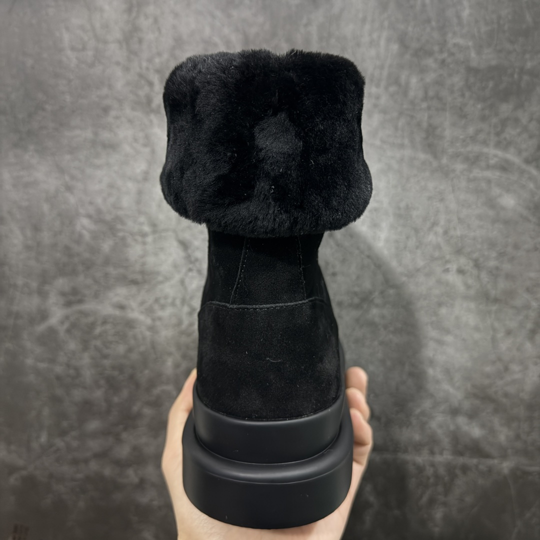 图片[4]-【莞产纯原】LV路易威登L家 驴牌 Cortina系列 毛靴 雪地靴 短靴 本款 Cortina 闭趾凉拖出自 LV Ski 系列，为绒面牛皮革局部压印Monogram 图案，搭配舒适羊毛皮内衬与点缀LV Circle 标识的皮革鞋带。舒适构型可于冬日假期与都市生活间无缝切换 配送专柜精美包装🛍📦 ▪️面料 ： 原版定制进口头层牛皮 ▪️内里 ： 进口保暖羊毛里 ▪️鞋底 ： 原版开模防滑TPU材质 ▪️底厚 ：4.5cm ▪️尺码： 35 36 37 38 39 40 41-选品中心