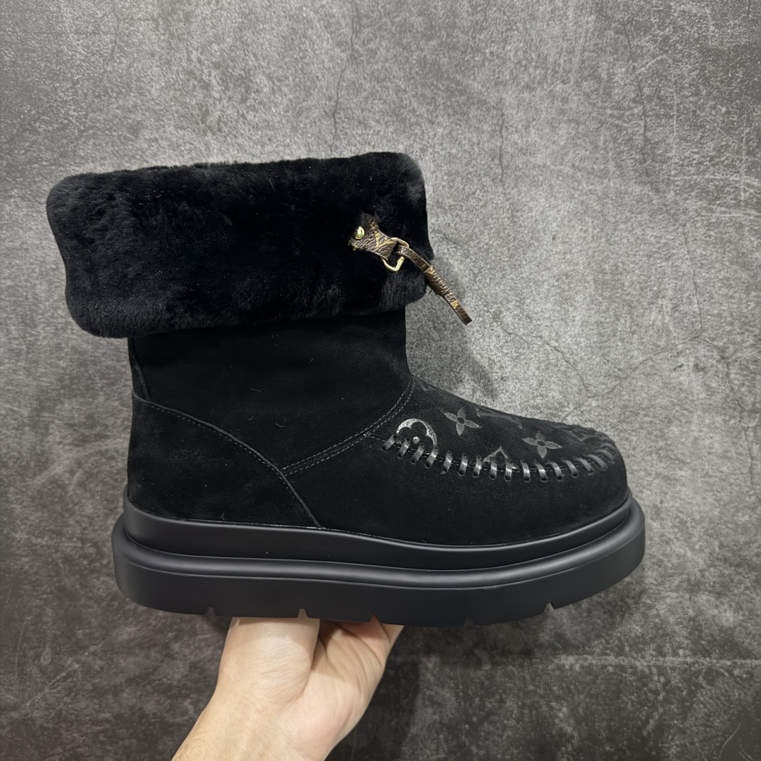 【莞产纯原】LV路易威登L家 驴牌 Cortina系列 毛靴 雪地靴 短靴 本款 Cortina 闭趾凉拖出自 LV Ski 系列，为绒面牛皮革局部压印Monogram 图案，搭配舒适羊毛皮内衬与点缀LV Circle 标识的皮革鞋带。舒适构型可于冬日假期与都市生活间无缝切换 配送专柜精美包装🛍📦 ▪️面料 ： 原版定制进口头层牛皮 ▪️内里 ： 进口保暖羊毛里 ▪️鞋底 ： 原版开模防滑TPU材质 ▪️底厚 ：4.5cm ▪️尺码： 35 36 37 38 39 40 41-选品中心