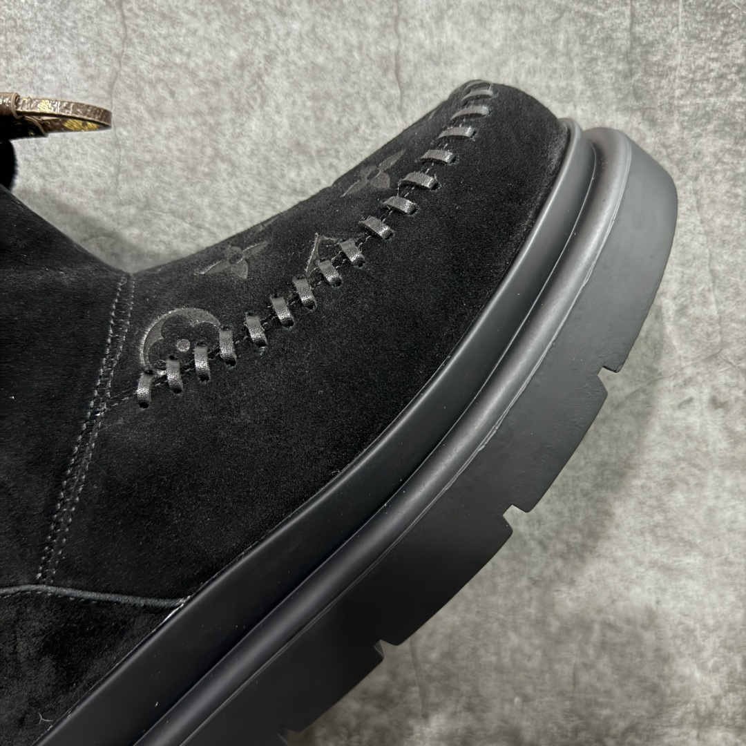 图片[6]-【莞产纯原】LV路易威登L家 驴牌 Cortina系列 毛靴 雪地靴 短靴 本款 Cortina 闭趾凉拖出自 LV Ski 系列，为绒面牛皮革局部压印Monogram 图案，搭配舒适羊毛皮内衬与点缀LV Circle 标识的皮革鞋带。舒适构型可于冬日假期与都市生活间无缝切换 配送专柜精美包装🛍📦 ▪️面料 ： 原版定制进口头层牛皮 ▪️内里 ： 进口保暖羊毛里 ▪️鞋底 ： 原版开模防滑TPU材质 ▪️底厚 ：4.5cm ▪️尺码： 35 36 37 38 39 40 41-选品中心