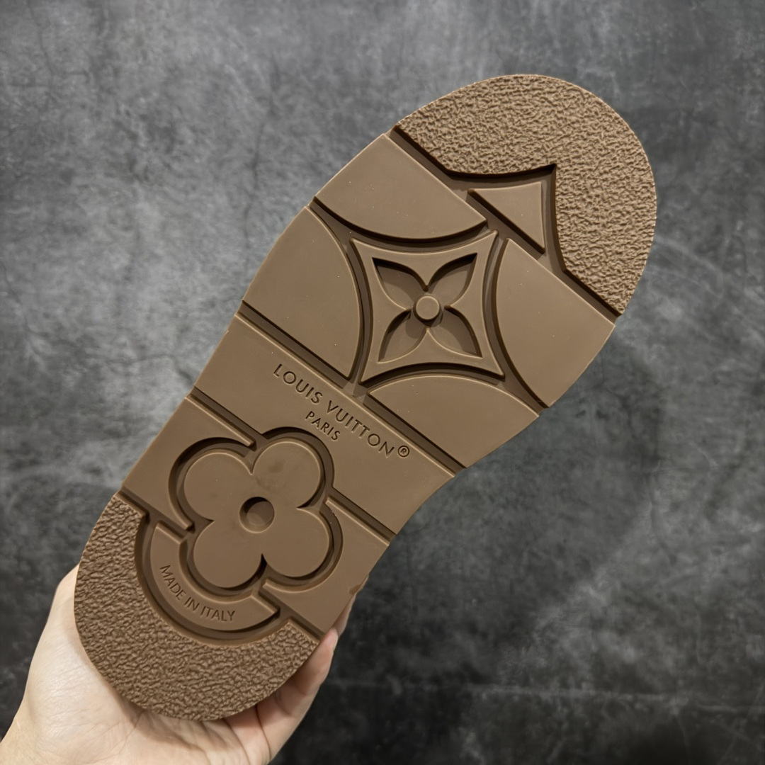 图片[9]-【莞产纯原】LV路易威登L家 驴牌 Cortina系列 毛靴 雪地靴 短靴 本款 Cortina 闭趾凉拖出自 LV Ski 系列，为绒面牛皮革局部压印Monogram 图案，搭配舒适羊毛皮内衬与点缀LV Circle 标识的皮革鞋带。舒适构型可于冬日假期与都市生活间无缝切换 配送专柜精美包装🛍📦 ▪️面料 ： 原版定制进口头层牛皮 ▪️内里 ： 进口保暖羊毛里 ▪️鞋底 ： 原版开模防滑TPU材质 ▪️底厚 ：4.5cm ▪️尺码： 35 36 37 38 39 40 41-选品中心