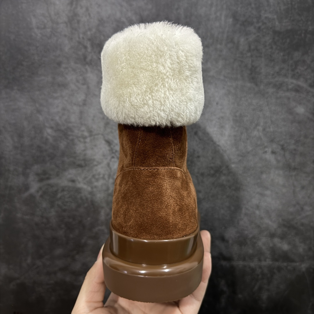 图片[4]-【莞产纯原】LV路易威登L家 驴牌 Cortina系列 毛靴 雪地靴 短靴 本款 Cortina 闭趾凉拖出自 LV Ski 系列，为绒面牛皮革局部压印Monogram 图案，搭配舒适羊毛皮内衬与点缀LV Circle 标识的皮革鞋带。舒适构型可于冬日假期与都市生活间无缝切换 配送专柜精美包装🛍📦 ▪️面料 ： 原版定制进口头层牛皮 ▪️内里 ： 进口保暖羊毛里 ▪️鞋底 ： 原版开模防滑TPU材质 ▪️底厚 ：4.5cm ▪️尺码： 35 36 37 38 39 40 41-选品中心