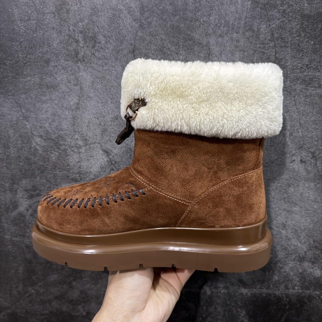 图片[2]-【莞产纯原】LV路易威登L家 驴牌 Cortina系列 毛靴 雪地靴 短靴 本款 Cortina 闭趾凉拖出自 LV Ski 系列，为绒面牛皮革局部压印Monogram 图案，搭配舒适羊毛皮内衬与点缀LV Circle 标识的皮革鞋带。舒适构型可于冬日假期与都市生活间无缝切换 配送专柜精美包装🛍📦 ▪️面料 ： 原版定制进口头层牛皮 ▪️内里 ： 进口保暖羊毛里 ▪️鞋底 ： 原版开模防滑TPU材质 ▪️底厚 ：4.5cm ▪️尺码： 35 36 37 38 39 40 41-选品中心