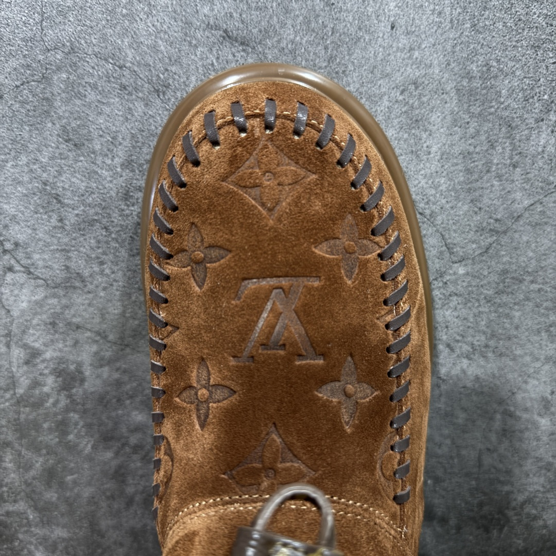 图片[5]-【莞产纯原】LV路易威登L家 驴牌 Cortina系列 毛靴 雪地靴 短靴 本款 Cortina 闭趾凉拖出自 LV Ski 系列，为绒面牛皮革局部压印Monogram 图案，搭配舒适羊毛皮内衬与点缀LV Circle 标识的皮革鞋带。舒适构型可于冬日假期与都市生活间无缝切换 配送专柜精美包装🛍📦 ▪️面料 ： 原版定制进口头层牛皮 ▪️内里 ： 进口保暖羊毛里 ▪️鞋底 ： 原版开模防滑TPU材质 ▪️底厚 ：4.5cm ▪️尺码： 35 36 37 38 39 40 41-选品中心