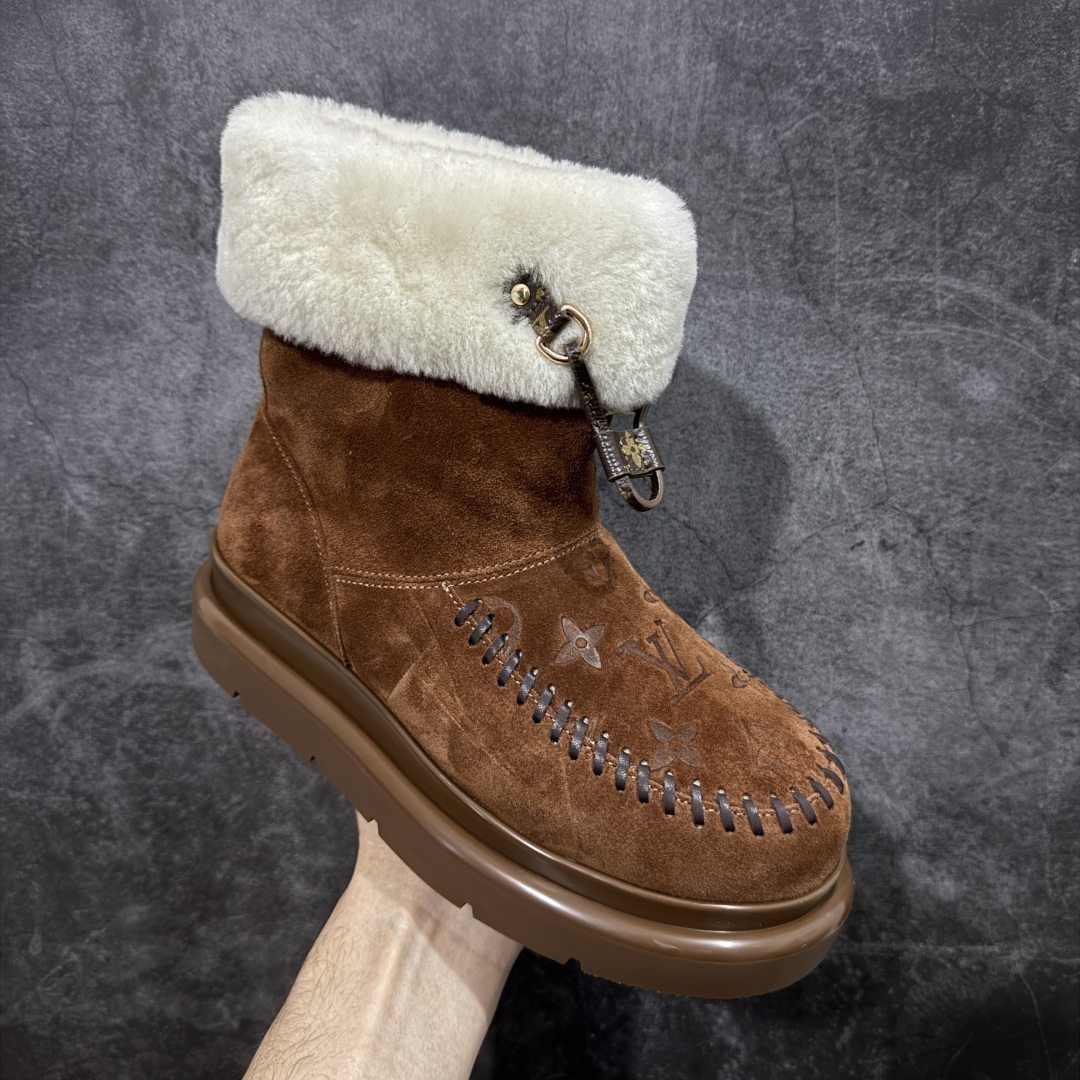 图片[3]-【莞产纯原】LV路易威登L家 驴牌 Cortina系列 毛靴 雪地靴 短靴 本款 Cortina 闭趾凉拖出自 LV Ski 系列，为绒面牛皮革局部压印Monogram 图案，搭配舒适羊毛皮内衬与点缀LV Circle 标识的皮革鞋带。舒适构型可于冬日假期与都市生活间无缝切换 配送专柜精美包装🛍📦 ▪️面料 ： 原版定制进口头层牛皮 ▪️内里 ： 进口保暖羊毛里 ▪️鞋底 ： 原版开模防滑TPU材质 ▪️底厚 ：4.5cm ▪️尺码： 35 36 37 38 39 40 41-选品中心