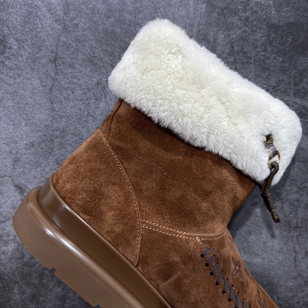 图片[7]-【莞产纯原】LV路易威登L家 驴牌 Cortina系列 毛靴 雪地靴 短靴 本款 Cortina 闭趾凉拖出自 LV Ski 系列，为绒面牛皮革局部压印Monogram 图案，搭配舒适羊毛皮内衬与点缀LV Circle 标识的皮革鞋带。舒适构型可于冬日假期与都市生活间无缝切换 配送专柜精美包装🛍📦 ▪️面料 ： 原版定制进口头层牛皮 ▪️内里 ： 进口保暖羊毛里 ▪️鞋底 ： 原版开模防滑TPU材质 ▪️底厚 ：4.5cm ▪️尺码： 35 36 37 38 39 40 41-选品中心