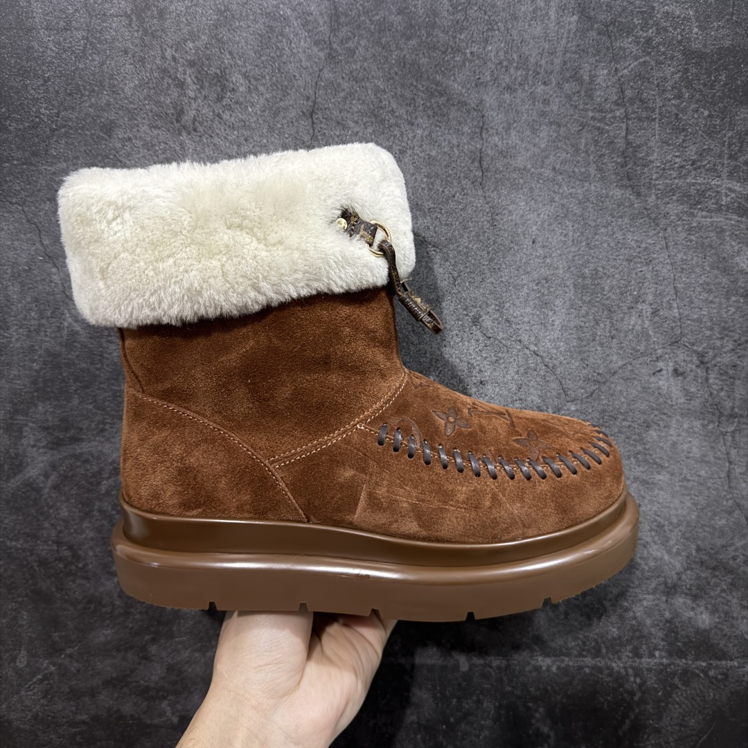 【莞产纯原】LV路易威登L家 驴牌 Cortina系列 毛靴 雪地靴 短靴 本款 Cortina 闭趾凉拖出自 LV Ski 系列，为绒面牛皮革局部压印Monogram 图案，搭配舒适羊毛皮内衬与点缀LV Circle 标识的皮革鞋带。舒适构型可于冬日假期与都市生活间无缝切换 配送专柜精美包装🛍📦 ▪️面料 ： 原版定制进口头层牛皮 ▪️内里 ： 进口保暖羊毛里 ▪️鞋底 ： 原版开模防滑TPU材质 ▪️底厚 ：4.5cm ▪️尺码： 35 36 37 38 39 40 41-选品中心