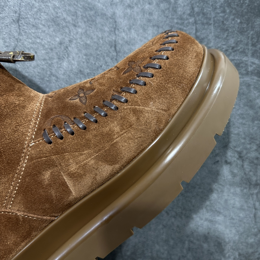 图片[6]-【莞产纯原】LV路易威登L家 驴牌 Cortina系列 毛靴 雪地靴 短靴 本款 Cortina 闭趾凉拖出自 LV Ski 系列，为绒面牛皮革局部压印Monogram 图案，搭配舒适羊毛皮内衬与点缀LV Circle 标识的皮革鞋带。舒适构型可于冬日假期与都市生活间无缝切换 配送专柜精美包装🛍📦 ▪️面料 ： 原版定制进口头层牛皮 ▪️内里 ： 进口保暖羊毛里 ▪️鞋底 ： 原版开模防滑TPU材质 ▪️底厚 ：4.5cm ▪️尺码： 35 36 37 38 39 40 41-选品中心