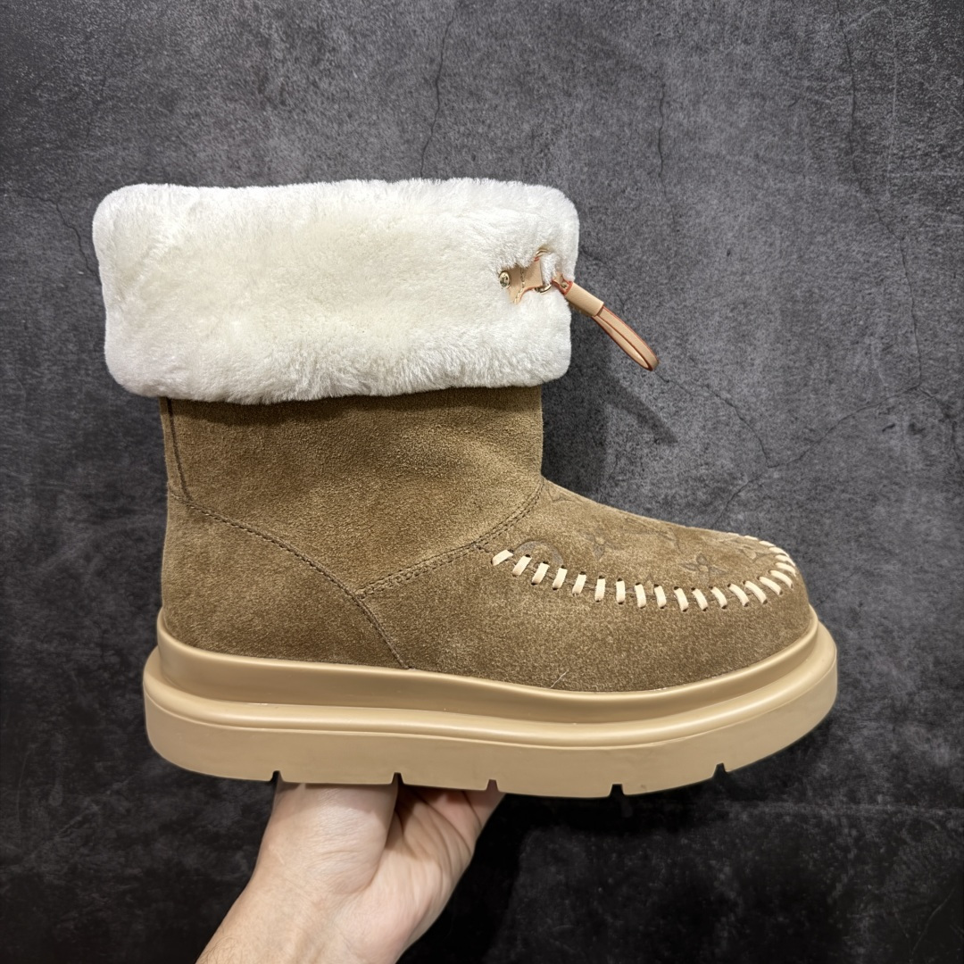 【莞产纯原】LV路易威登L家 驴牌 Cortina系列 毛靴 雪地靴 短靴 本款 Cortina 闭趾凉拖出自 LV Ski 系列，为绒面牛皮革局部压印Monogram 图案，搭配舒适羊毛皮内衬与点缀LV Circle 标识的皮革鞋带。舒适构型可于冬日假期与都市生活间无缝切换 配送专柜精美包装🛍📦 ▪️面料 ： 原版定制进口头层牛皮 ▪️内里 ： 进口保暖羊毛里 ▪️鞋底 ： 原版开模防滑TPU材质 ▪️底厚 ：4.5cm ▪️尺码： 35 36 37 38 39 40 41-选品中心