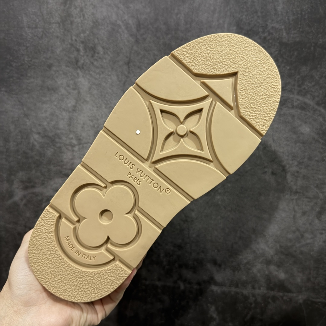 图片[9]-【莞产纯原】LV路易威登L家 驴牌 Cortina系列 毛靴 雪地靴 短靴 本款 Cortina 闭趾凉拖出自 LV Ski 系列，为绒面牛皮革局部压印Monogram 图案，搭配舒适羊毛皮内衬与点缀LV Circle 标识的皮革鞋带。舒适构型可于冬日假期与都市生活间无缝切换 配送专柜精美包装🛍📦 ▪️面料 ： 原版定制进口头层牛皮 ▪️内里 ： 进口保暖羊毛里 ▪️鞋底 ： 原版开模防滑TPU材质 ▪️底厚 ：4.5cm ▪️尺码： 35 36 37 38 39 40 41-选品中心