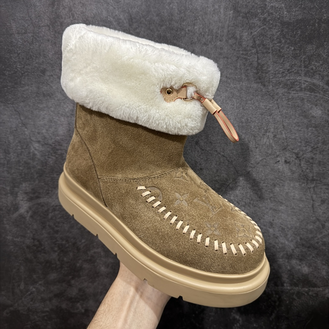 图片[3]-【莞产纯原】LV路易威登L家 驴牌 Cortina系列 毛靴 雪地靴 短靴 本款 Cortina 闭趾凉拖出自 LV Ski 系列，为绒面牛皮革局部压印Monogram 图案，搭配舒适羊毛皮内衬与点缀LV Circle 标识的皮革鞋带。舒适构型可于冬日假期与都市生活间无缝切换 配送专柜精美包装🛍📦 ▪️面料 ： 原版定制进口头层牛皮 ▪️内里 ： 进口保暖羊毛里 ▪️鞋底 ： 原版开模防滑TPU材质 ▪️底厚 ：4.5cm ▪️尺码： 35 36 37 38 39 40 41-选品中心