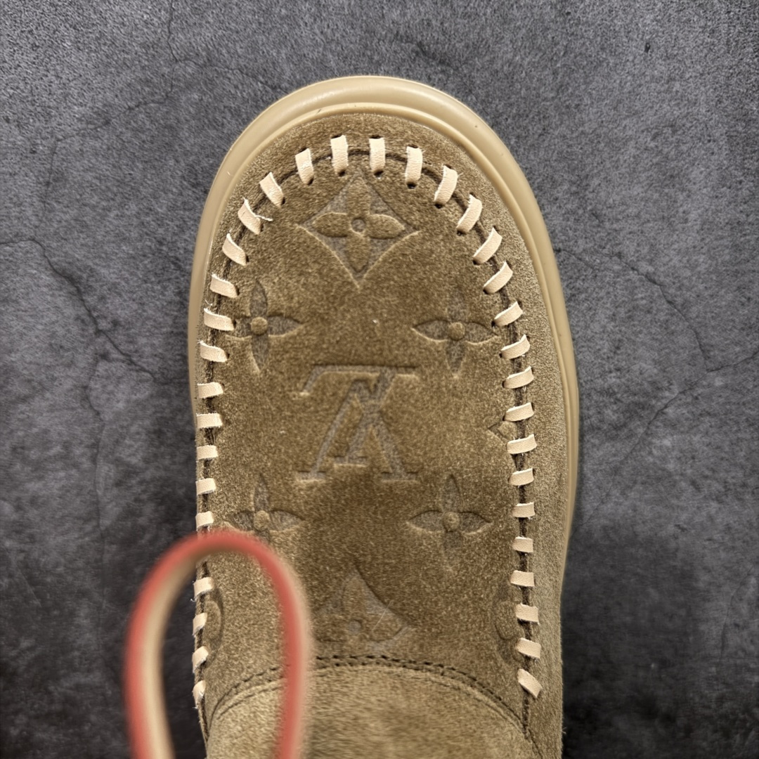 图片[5]-【莞产纯原】LV路易威登L家 驴牌 Cortina系列 毛靴 雪地靴 短靴 本款 Cortina 闭趾凉拖出自 LV Ski 系列，为绒面牛皮革局部压印Monogram 图案，搭配舒适羊毛皮内衬与点缀LV Circle 标识的皮革鞋带。舒适构型可于冬日假期与都市生活间无缝切换 配送专柜精美包装🛍📦 ▪️面料 ： 原版定制进口头层牛皮 ▪️内里 ： 进口保暖羊毛里 ▪️鞋底 ： 原版开模防滑TPU材质 ▪️底厚 ：4.5cm ▪️尺码： 35 36 37 38 39 40 41-选品中心