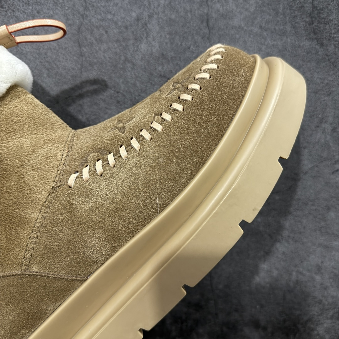 图片[6]-【莞产纯原】LV路易威登L家 驴牌 Cortina系列 毛靴 雪地靴 短靴 本款 Cortina 闭趾凉拖出自 LV Ski 系列，为绒面牛皮革局部压印Monogram 图案，搭配舒适羊毛皮内衬与点缀LV Circle 标识的皮革鞋带。舒适构型可于冬日假期与都市生活间无缝切换 配送专柜精美包装🛍📦 ▪️面料 ： 原版定制进口头层牛皮 ▪️内里 ： 进口保暖羊毛里 ▪️鞋底 ： 原版开模防滑TPU材质 ▪️底厚 ：4.5cm ▪️尺码： 35 36 37 38 39 40 41-选品中心